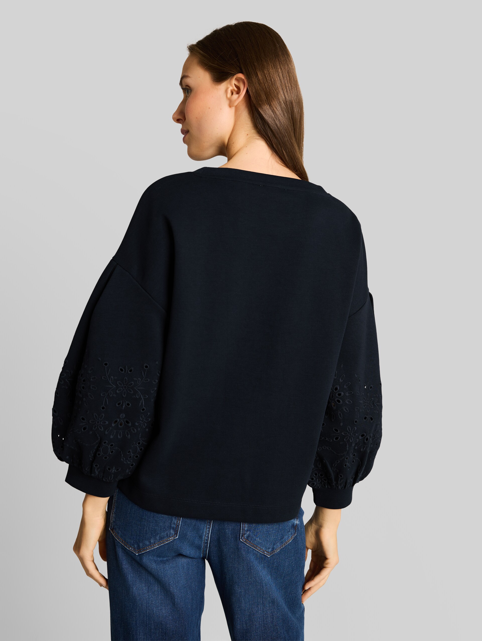 Boxy Sweatshirt mit Lochstickerei - sky captain blue - Auschnitt Model-Rückansicht