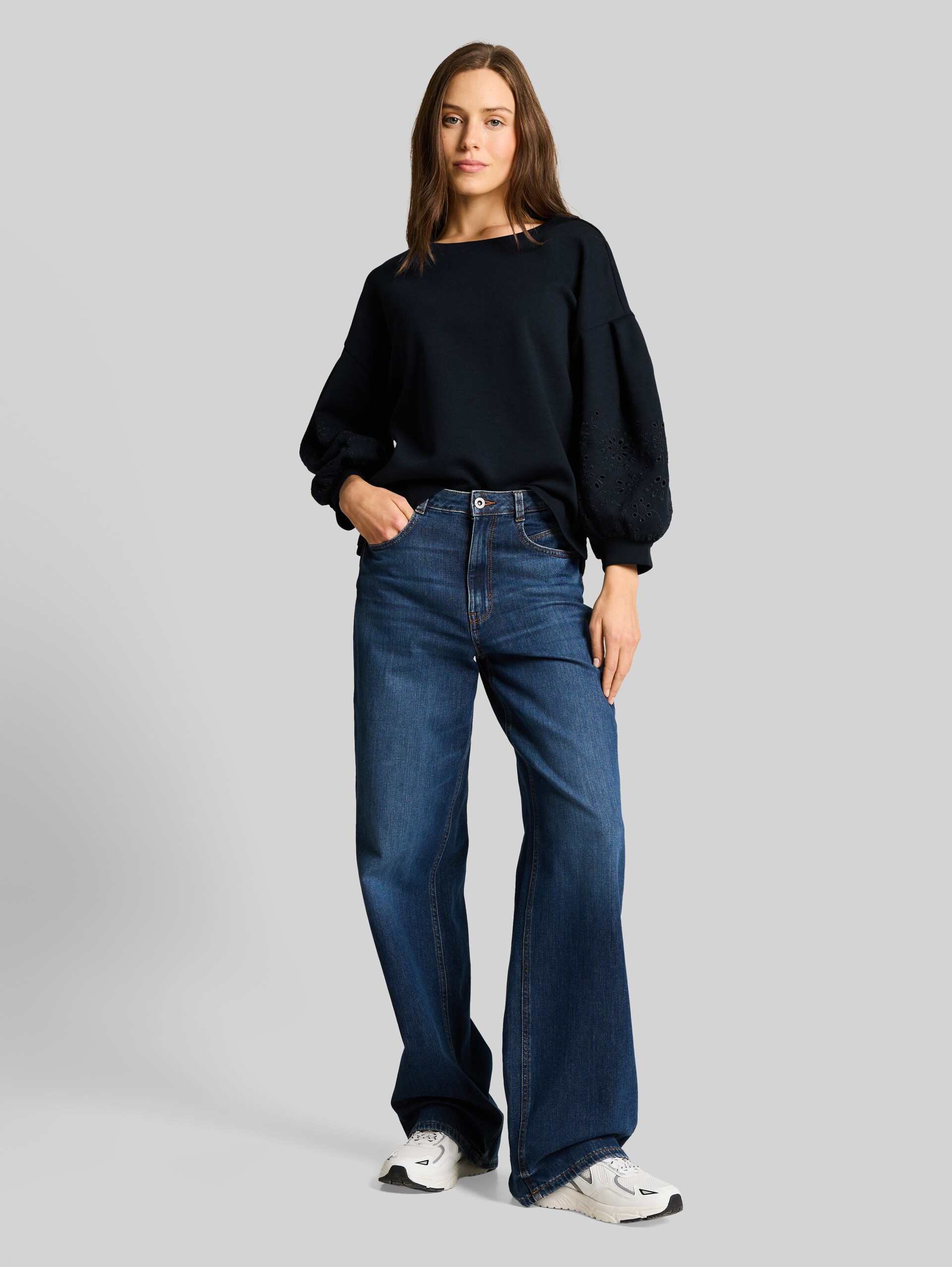Boxy Sweatshirt mit Lochstickerei - sky captain blue - Model-Vorderansicht
