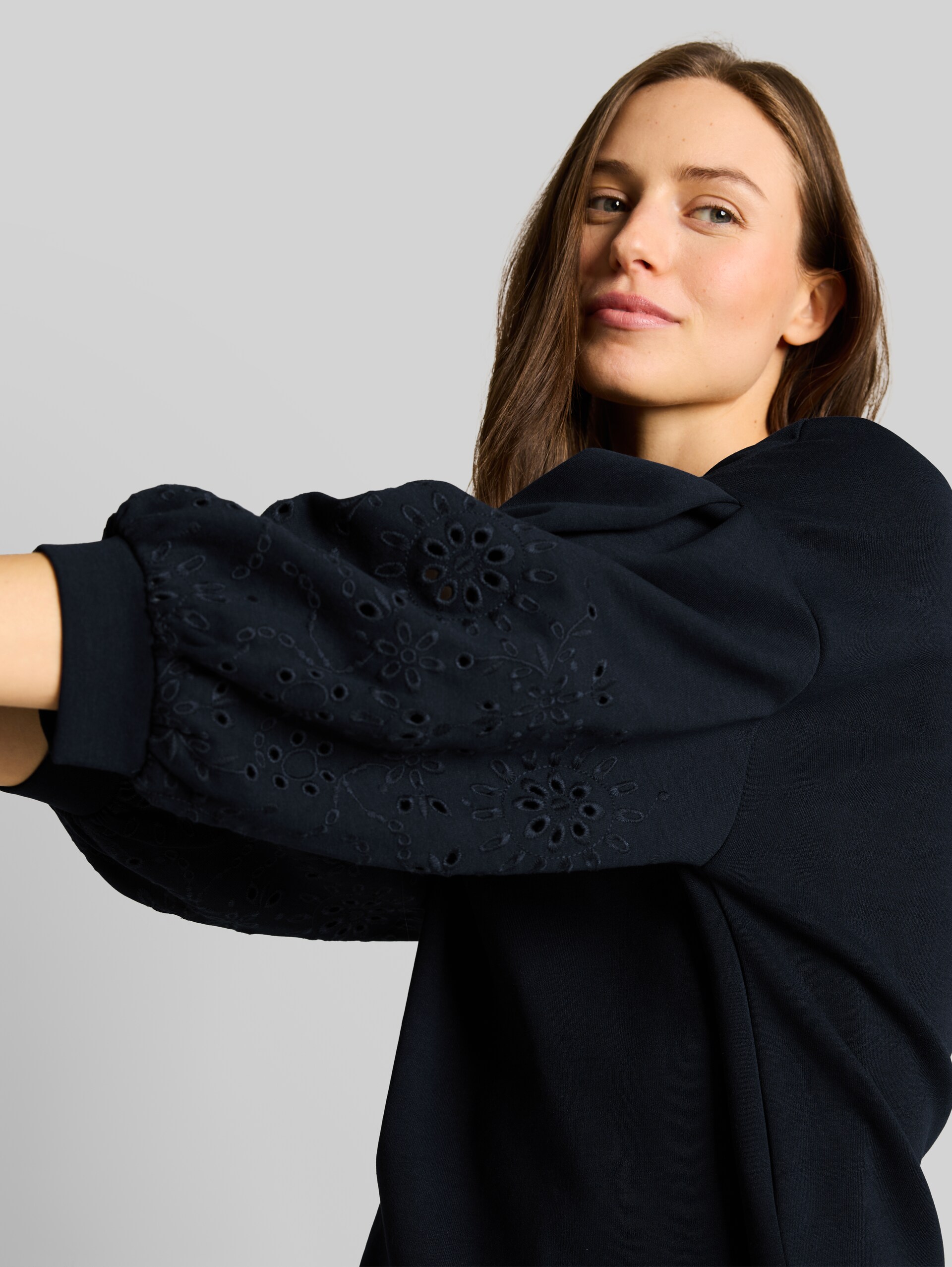 Boxy Sweatshirt mit Lochstickerei - sky captain blue - Detail-Model-Ansicht
