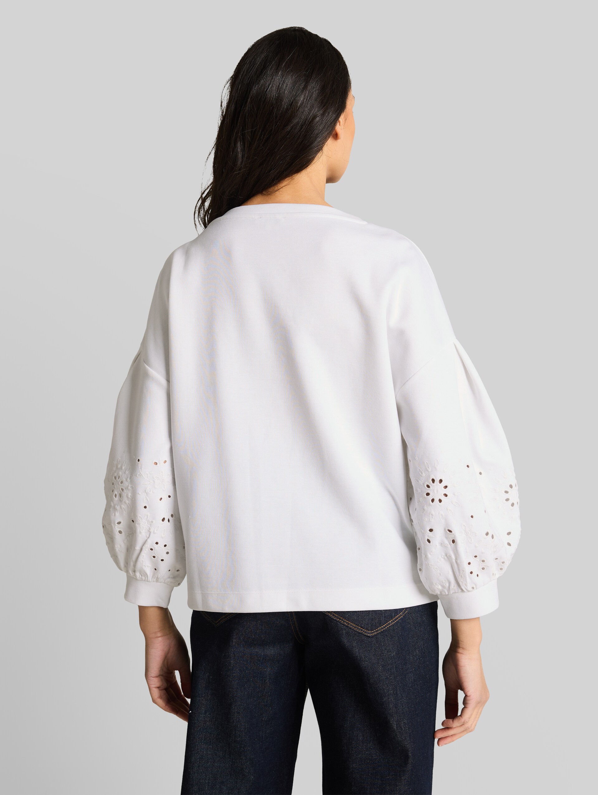 Boxy Sweatshirt mit Lochstickerei - White - Auschnitt Model-Rückansicht