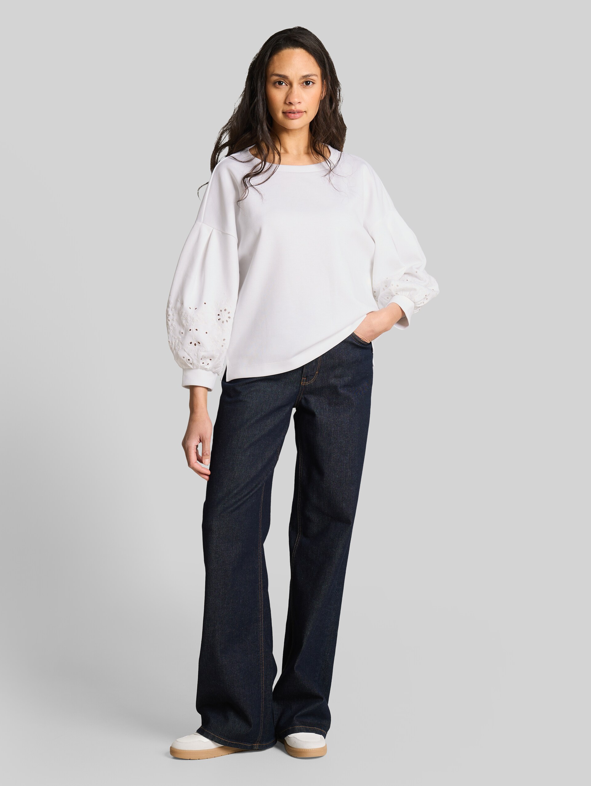 Boxy Sweatshirt mit Lochstickerei - White - Model-Vorderansicht