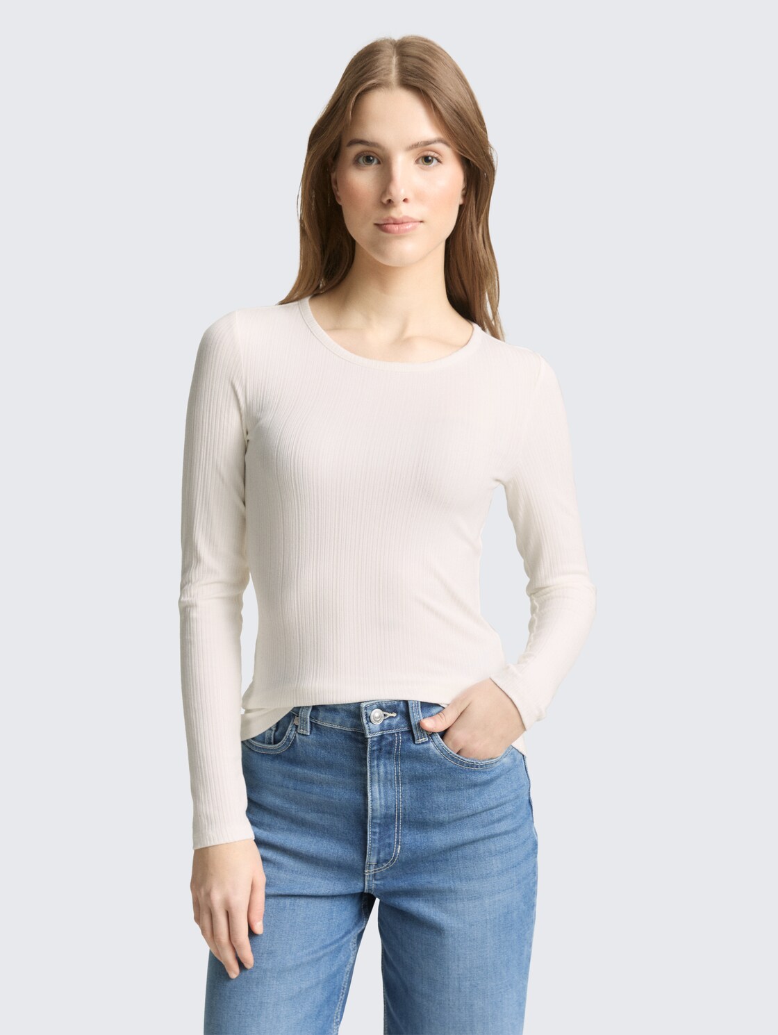 Slim Fit Langarmshirt mit Rippstruktur - off white - Ausschnitt Model-Vorderansicht