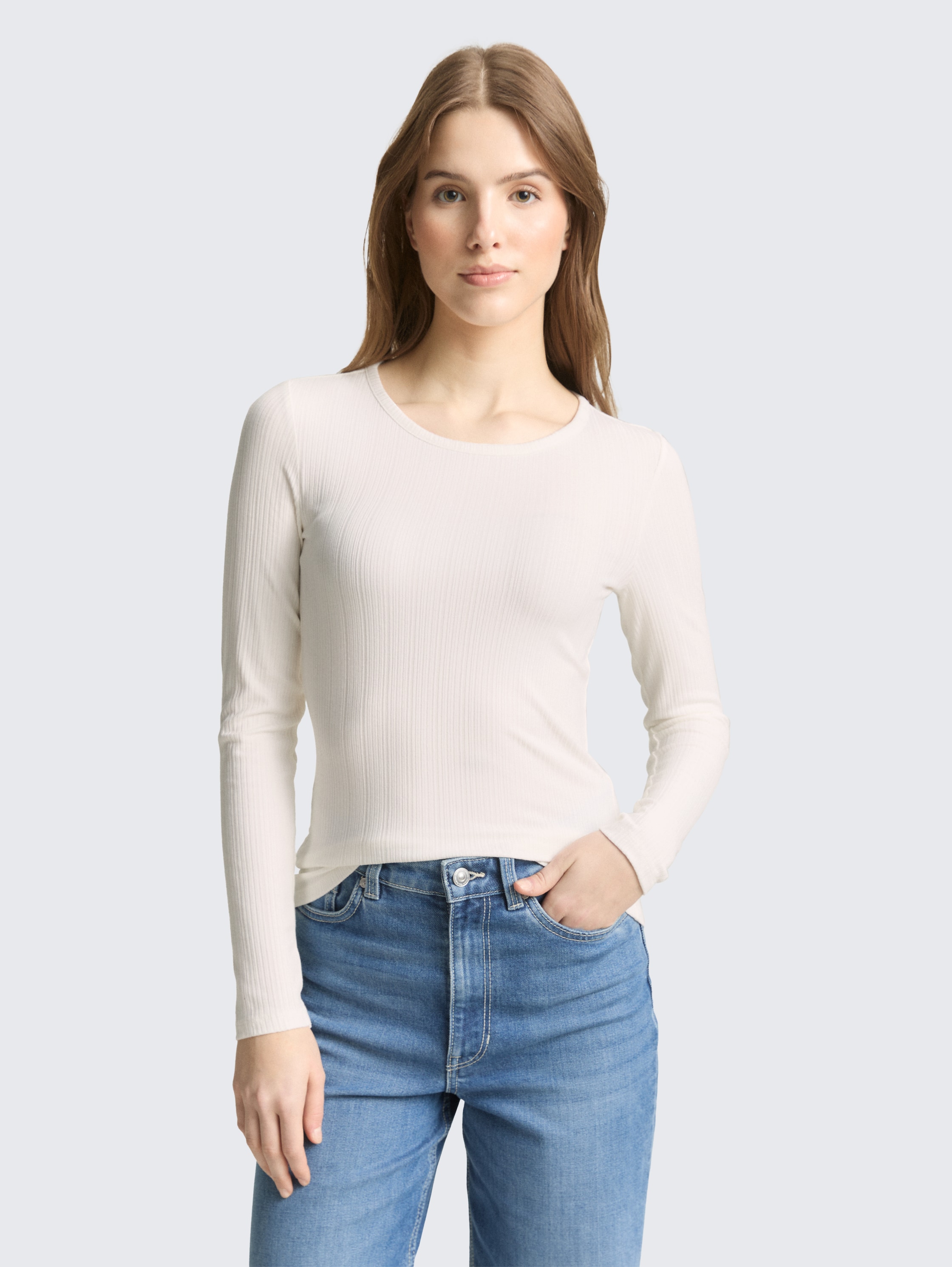 Slim Fit Langarmshirt mit Rippstruktur - off white - Ausschnitt Model-Vorderansicht