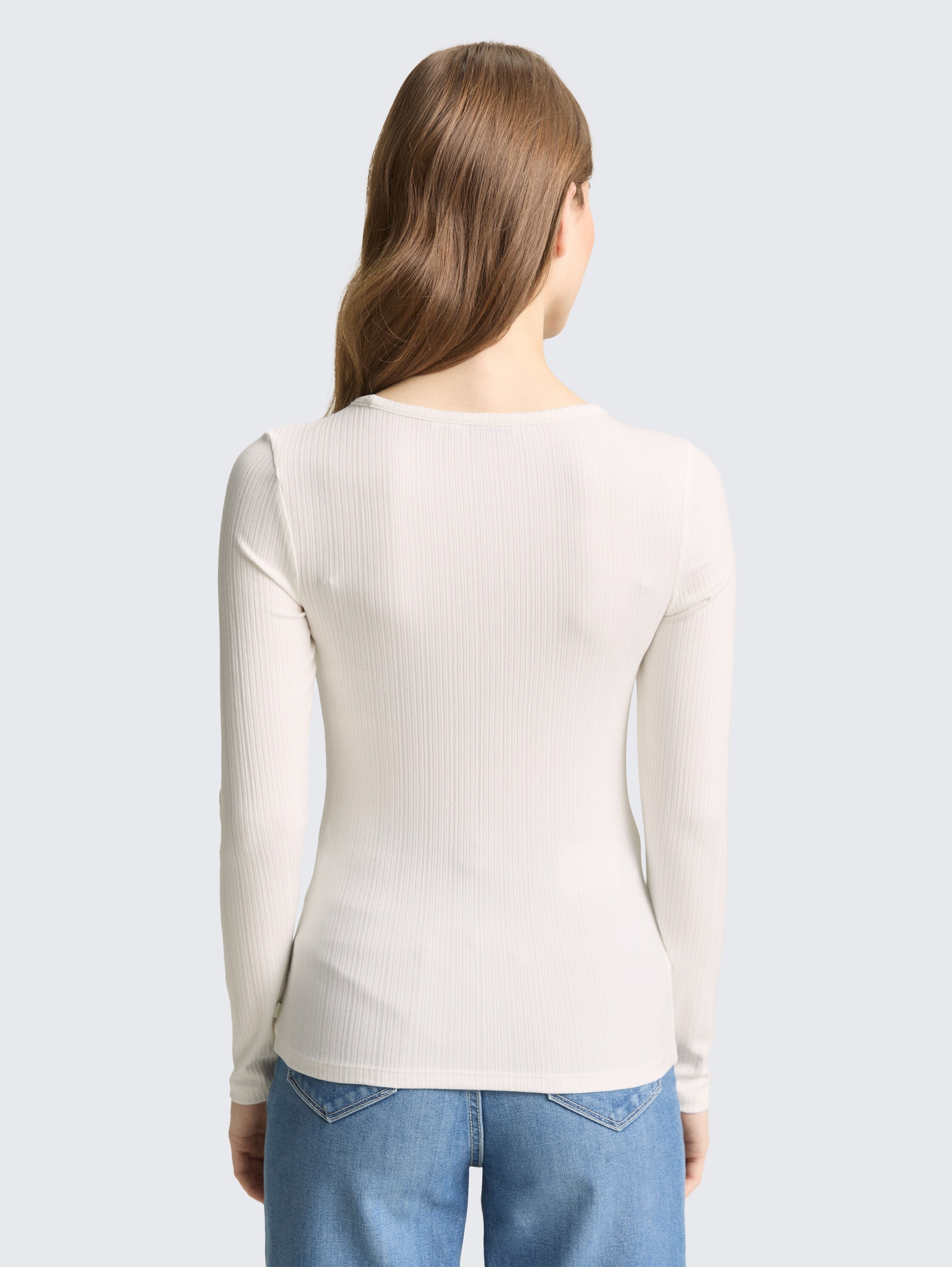 Slim Fit Langarmshirt mit Rippstruktur - off white - Auschnitt Model-Rückansicht