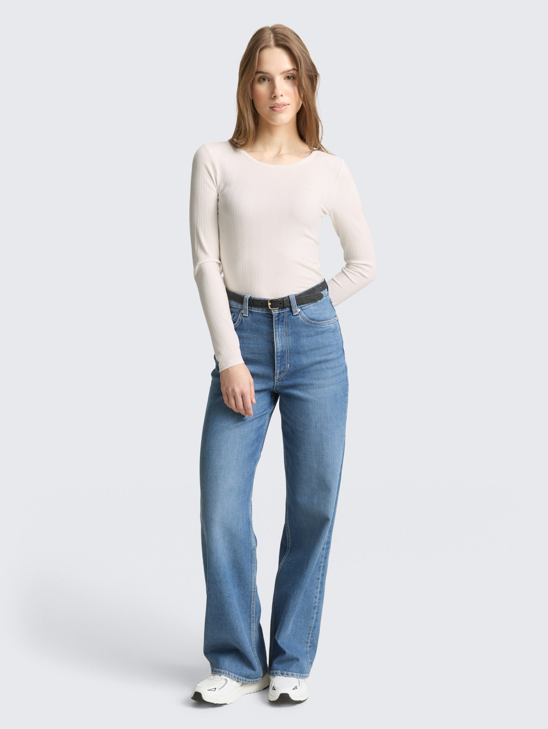 Slim Fit Langarmshirt mit Rippstruktur - off white - Model-Vorderansicht