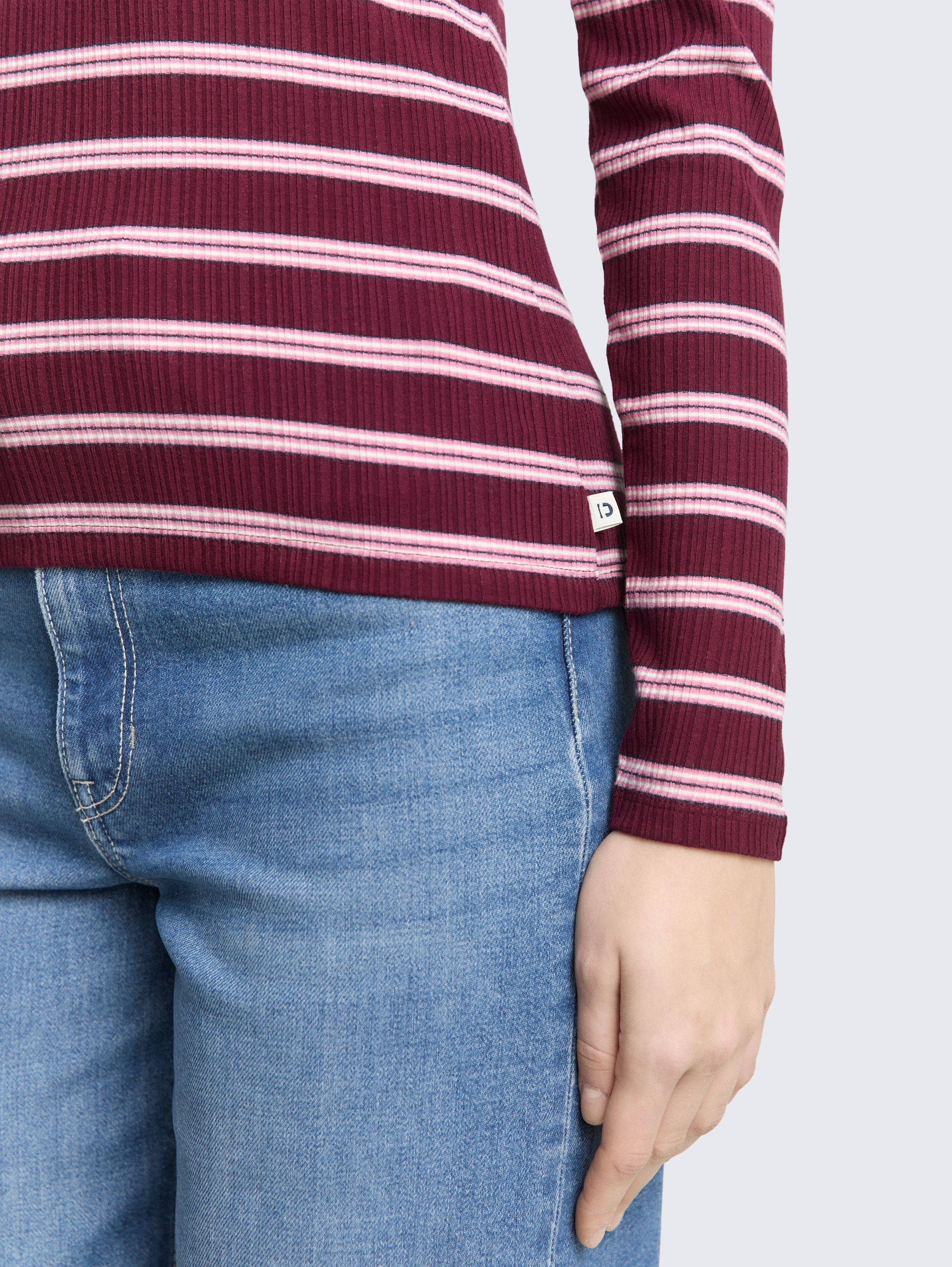 Slim Fit Langarmshirt mit Rippstruktur - red pink multicolor stripe - Detail-Model-Ansicht