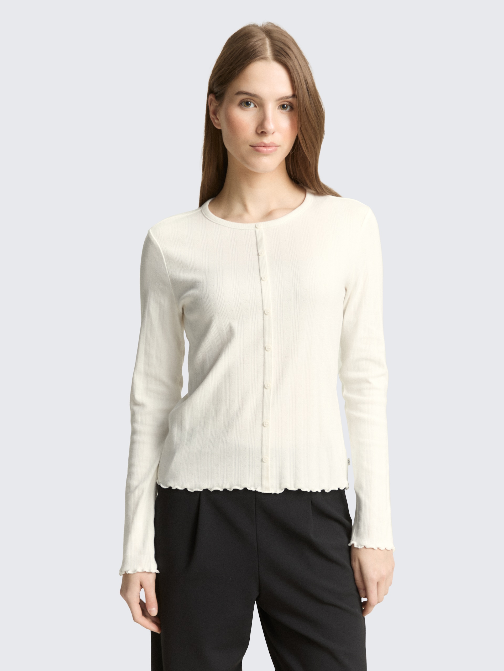 Pointelle Langarmshirt mit Deko-Knopfleiste - off white - Ausschnitt Model-Vorderansicht