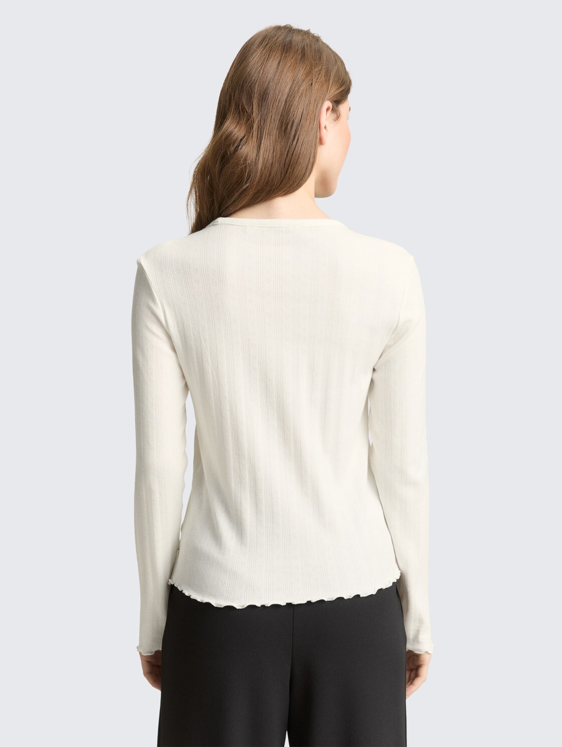 Pointelle Langarmshirt mit Deko-Knopfleiste - off white - Auschnitt Model-Rückansicht