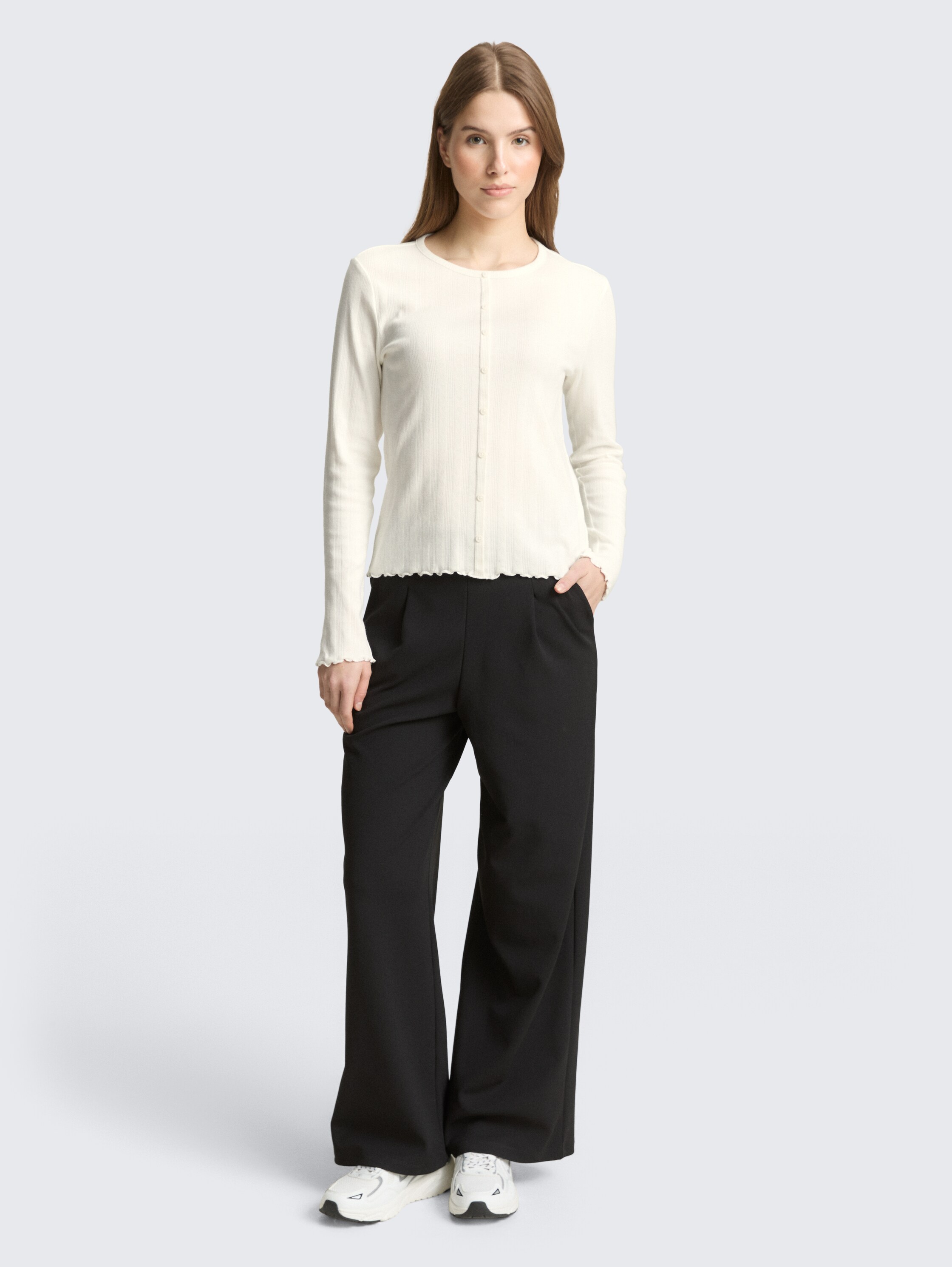 Pointelle Langarmshirt mit Deko-Knopfleiste - off white - Model-Vorderansicht