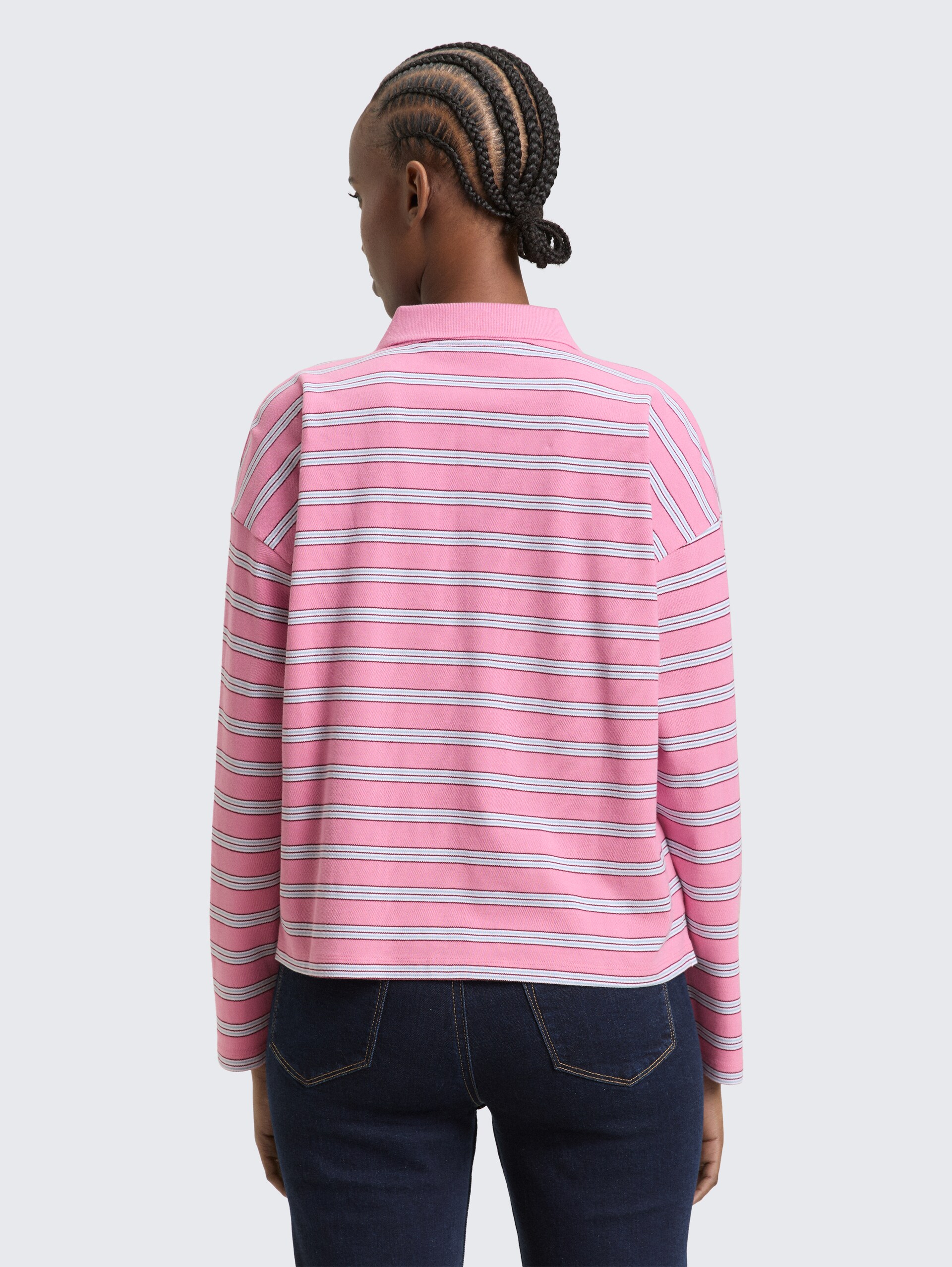 Boxy Fit Langarm Poloshirt mit Streifenmuster - pink blue multicolor stripe - Auschnitt Model-Rückansicht