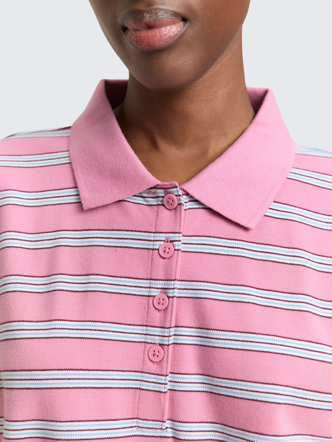 Boxy Fit Langarm Poloshirt mit Streifenmuster - pink blue multicolor stripe - Detail-Model-Ansicht