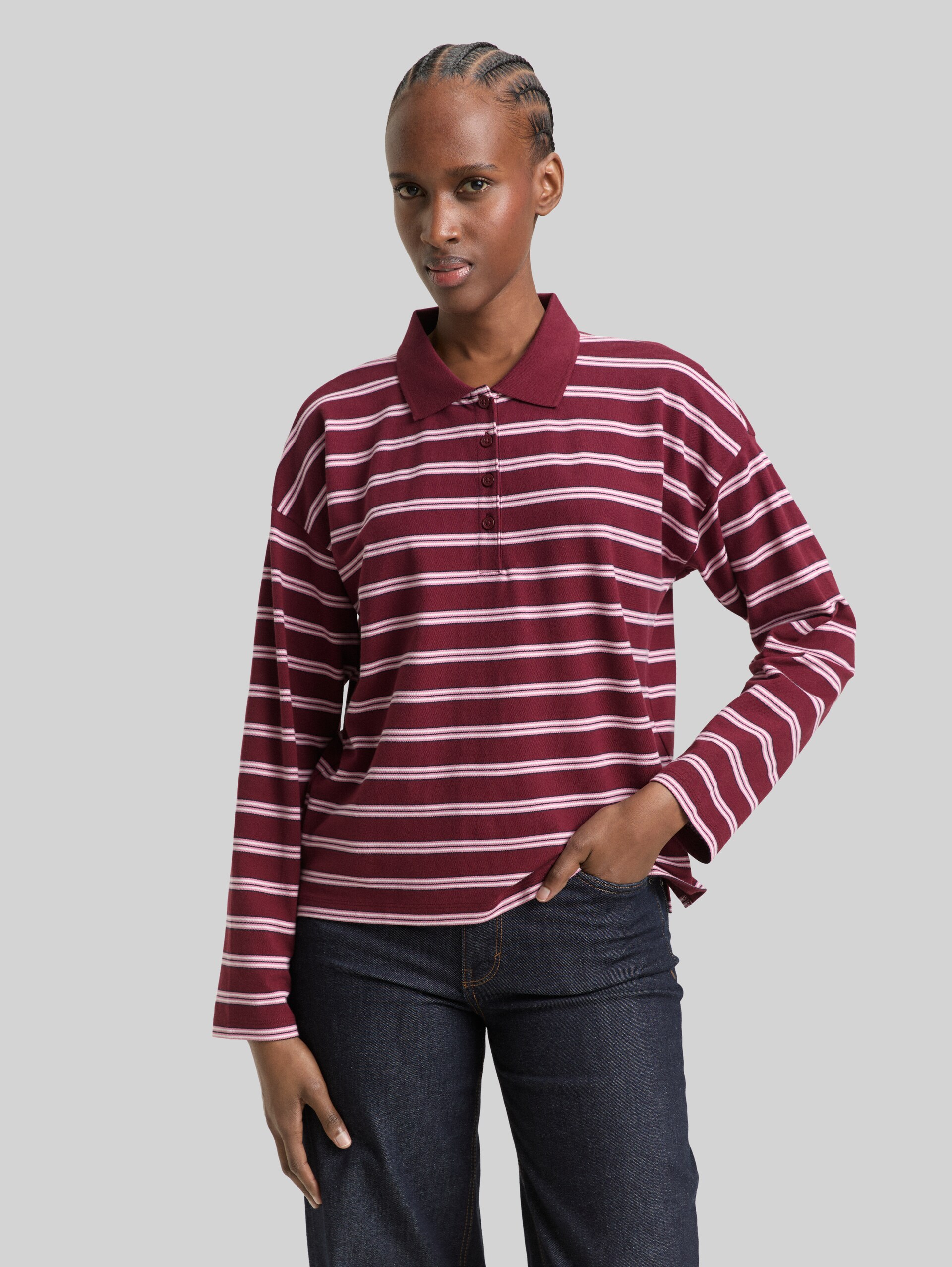 Boxy Fit Langarm Poloshirt mit Streifenmuster - red pink multicolor stripe - Ausschnitt Model-Vorderansicht