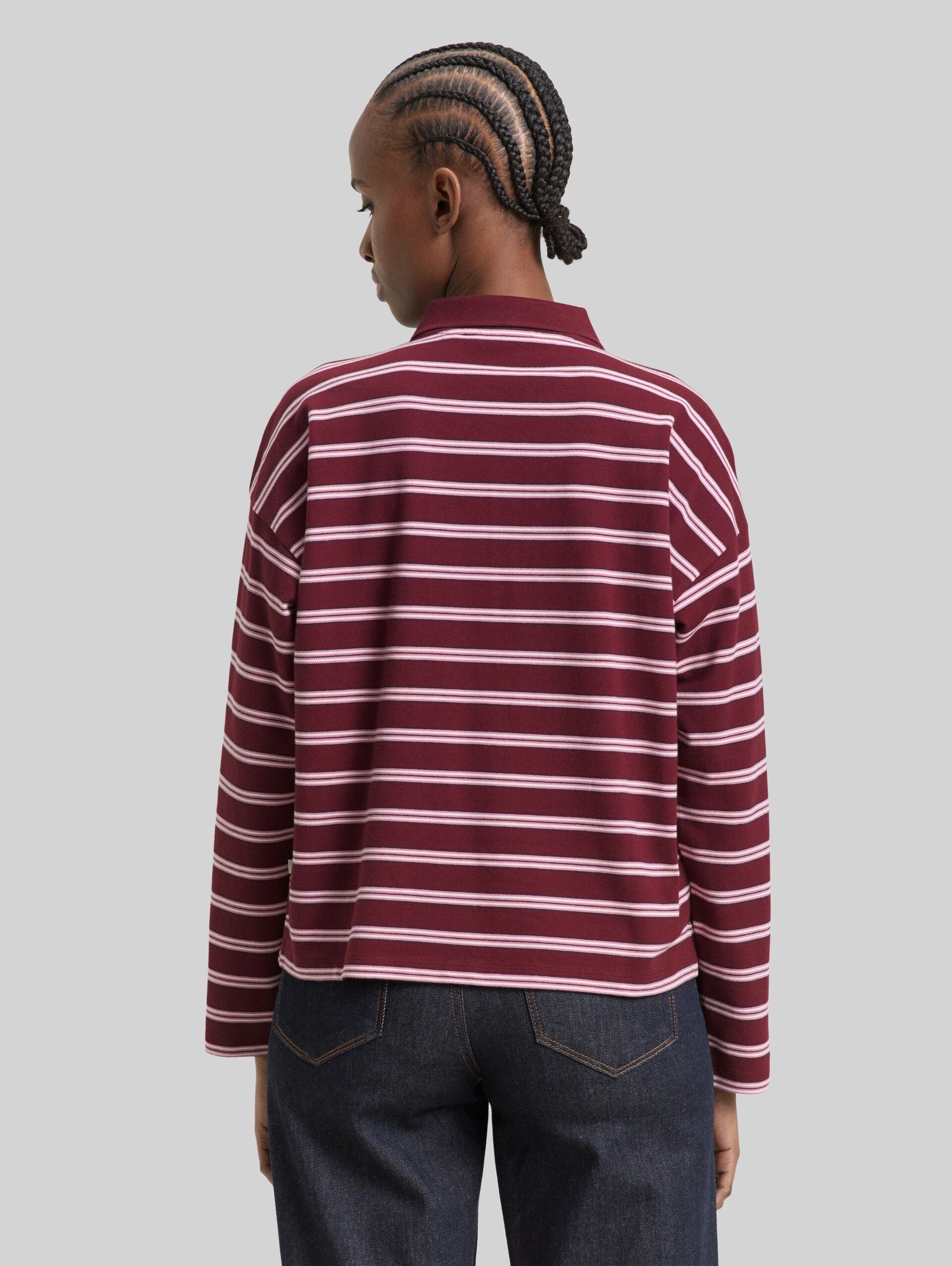 Boxy Fit Langarm Poloshirt mit Streifenmuster - red pink multicolor stripe - Auschnitt Model-Rückansicht