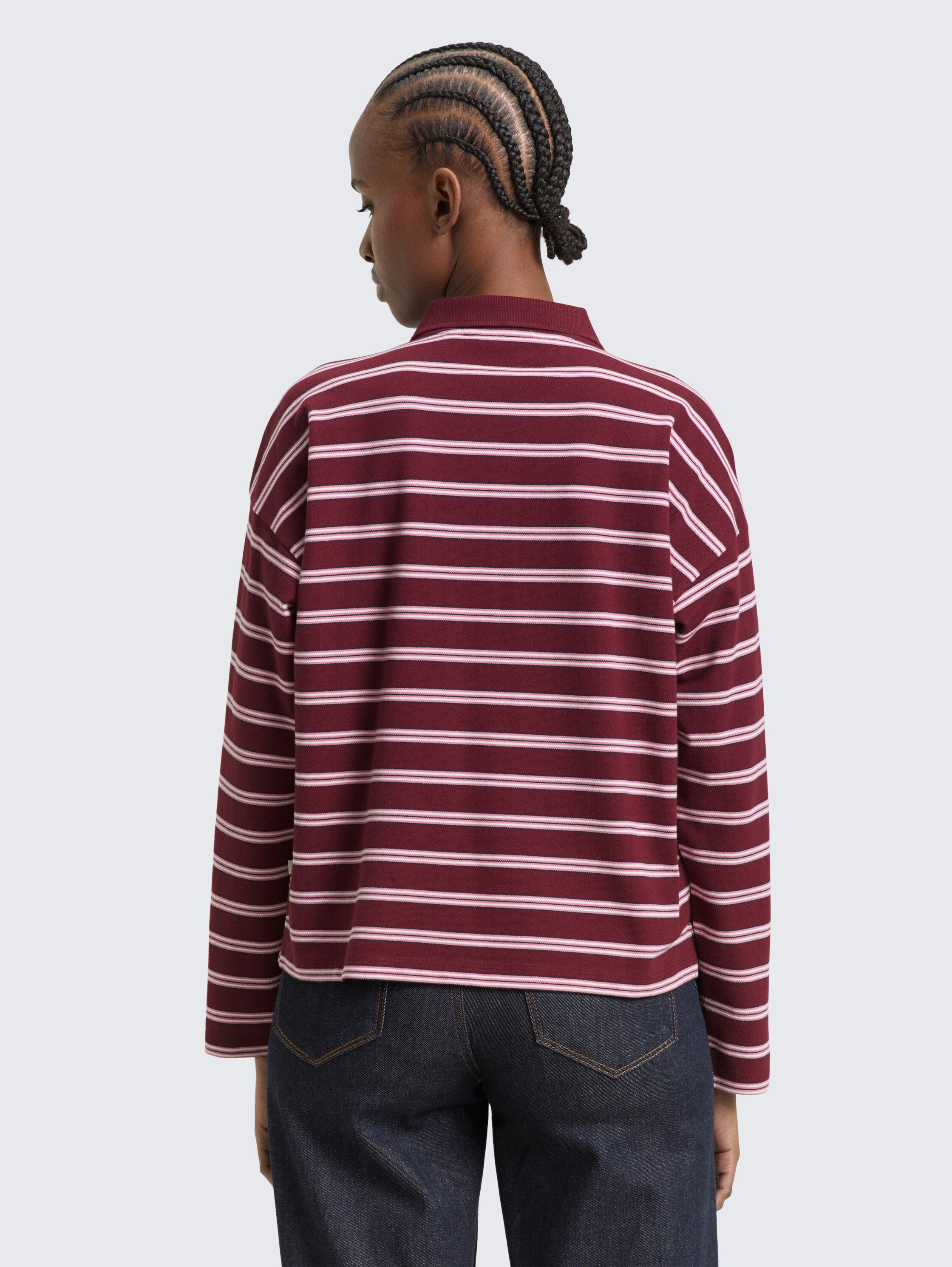 Boxy Fit Langarm Poloshirt mit Streifenmuster - red pink multicolor stripe - Auschnitt Model-Rückansicht