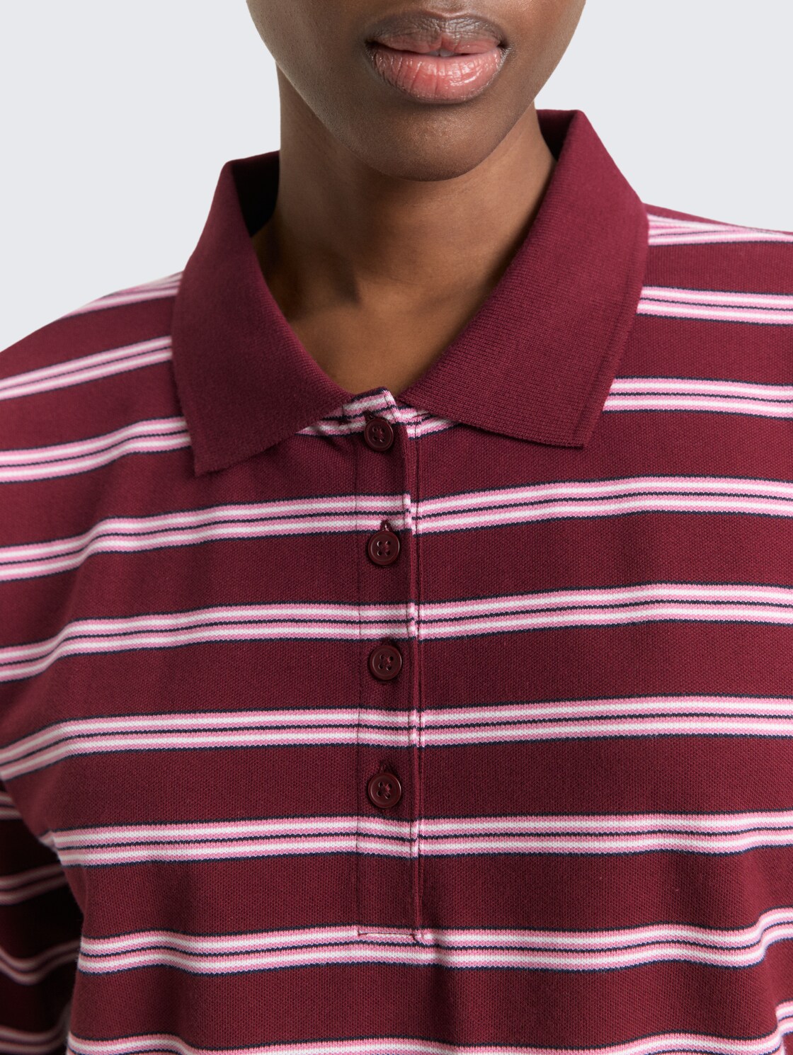 Boxy Fit Langarm Poloshirt mit Streifenmuster - red pink multicolor stripe - Detail-Model-Ansicht