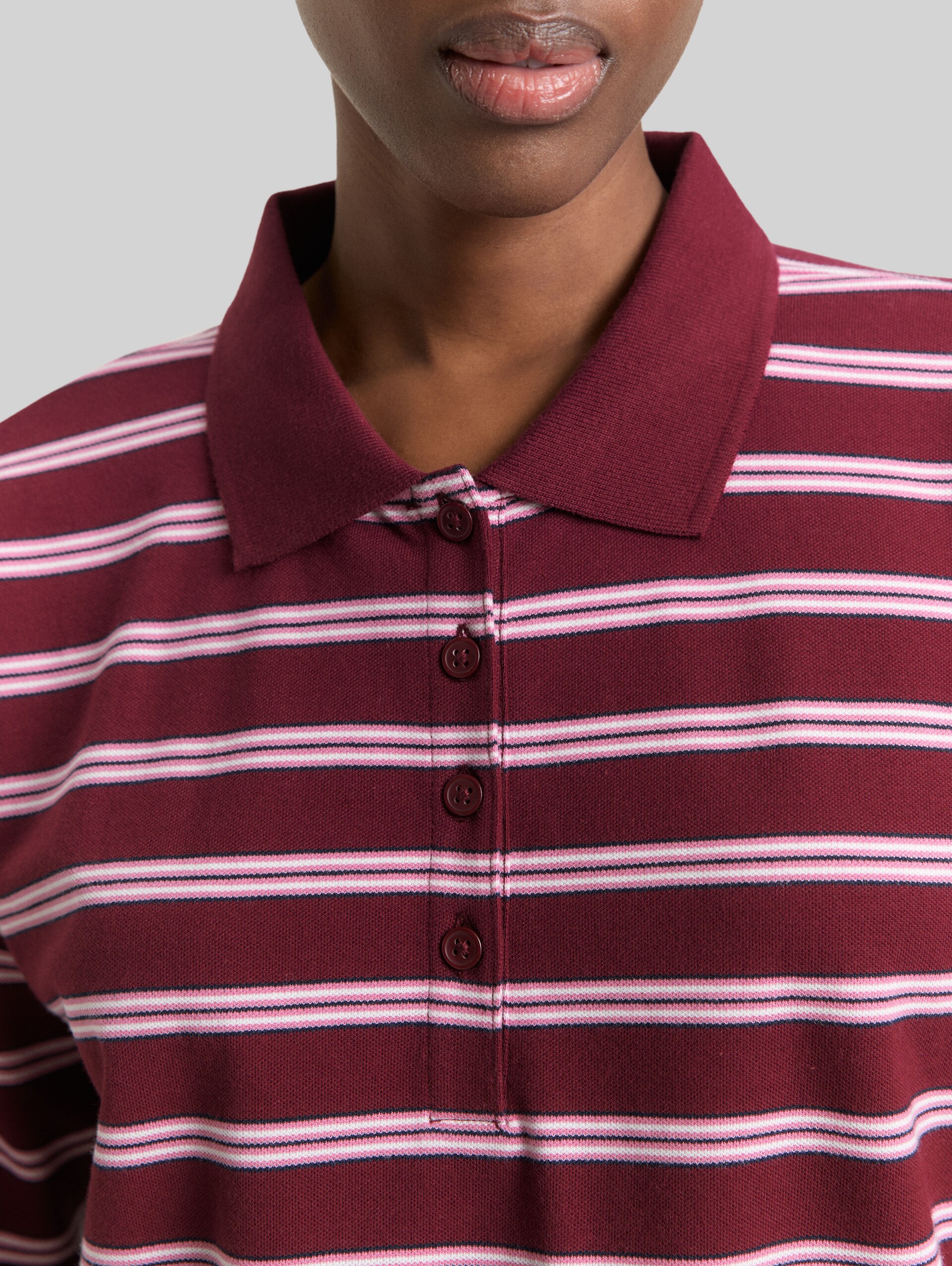 Boxy Fit Langarm Poloshirt mit Streifenmuster - red pink multicolor stripe - Detail-Model-Ansicht