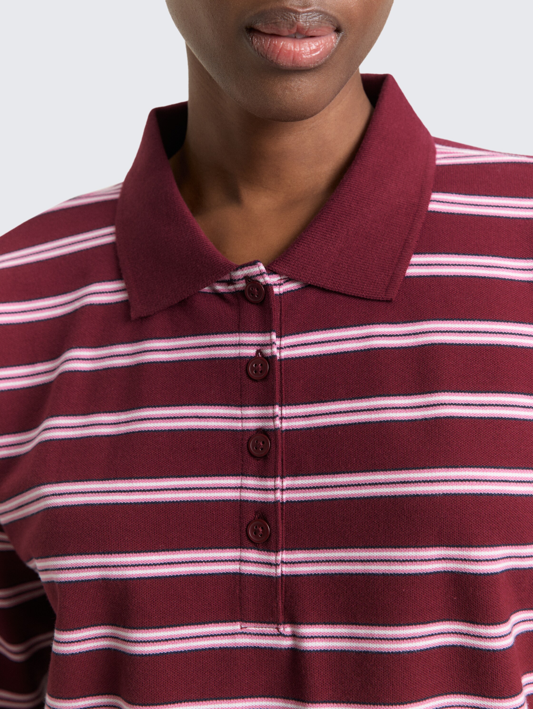 Boxy Fit Langarm Poloshirt mit Streifenmuster - red pink multicolor stripe - Detail-Model-Ansicht