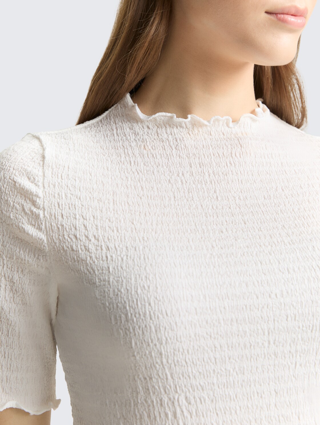 Slim Fit Crinkle T-Shirt - off white - Detail-Model-Ansicht