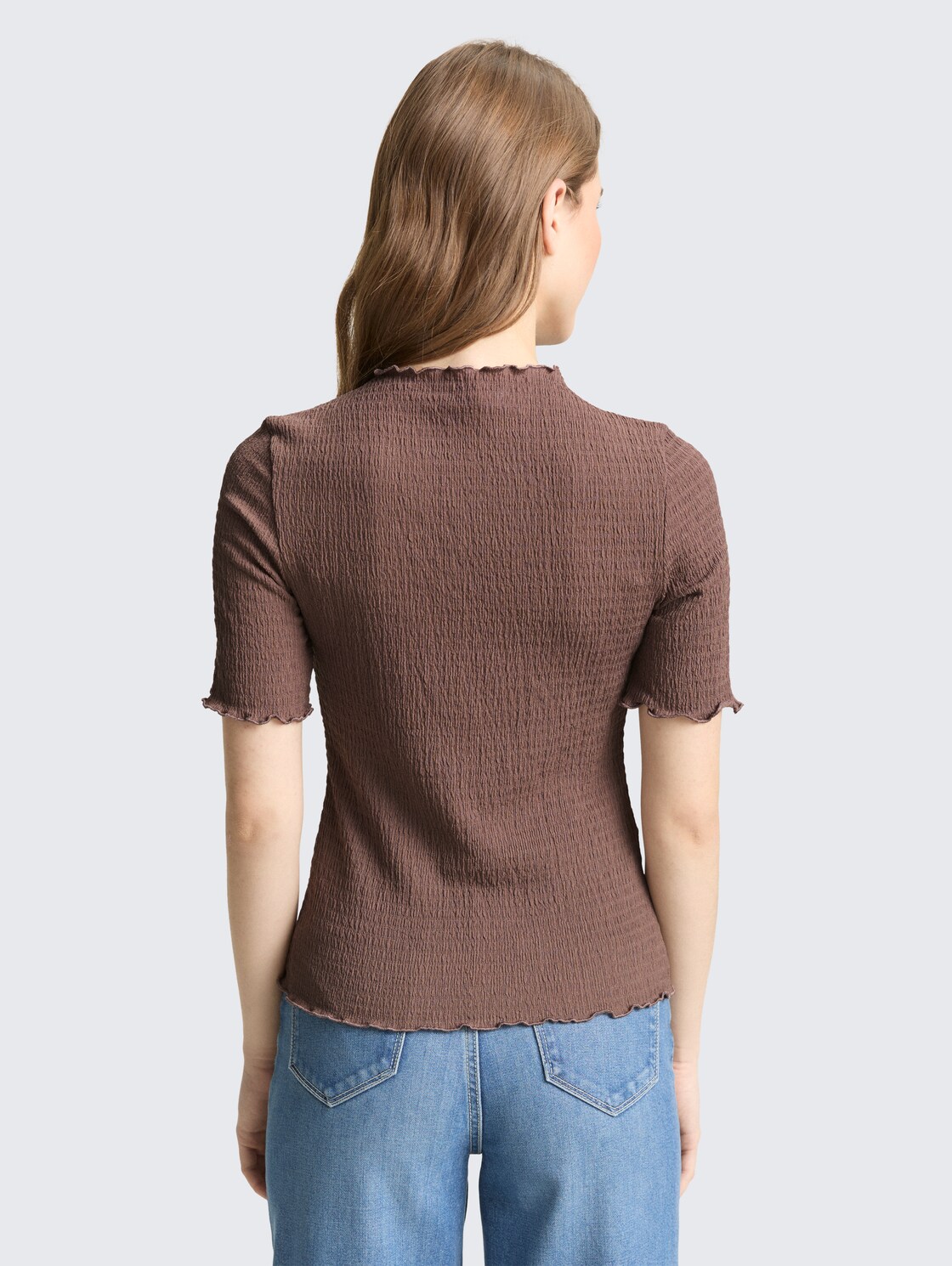 Slim Fit Crinkle T-Shirt - taupe brown - Auschnitt Model-Rückansicht