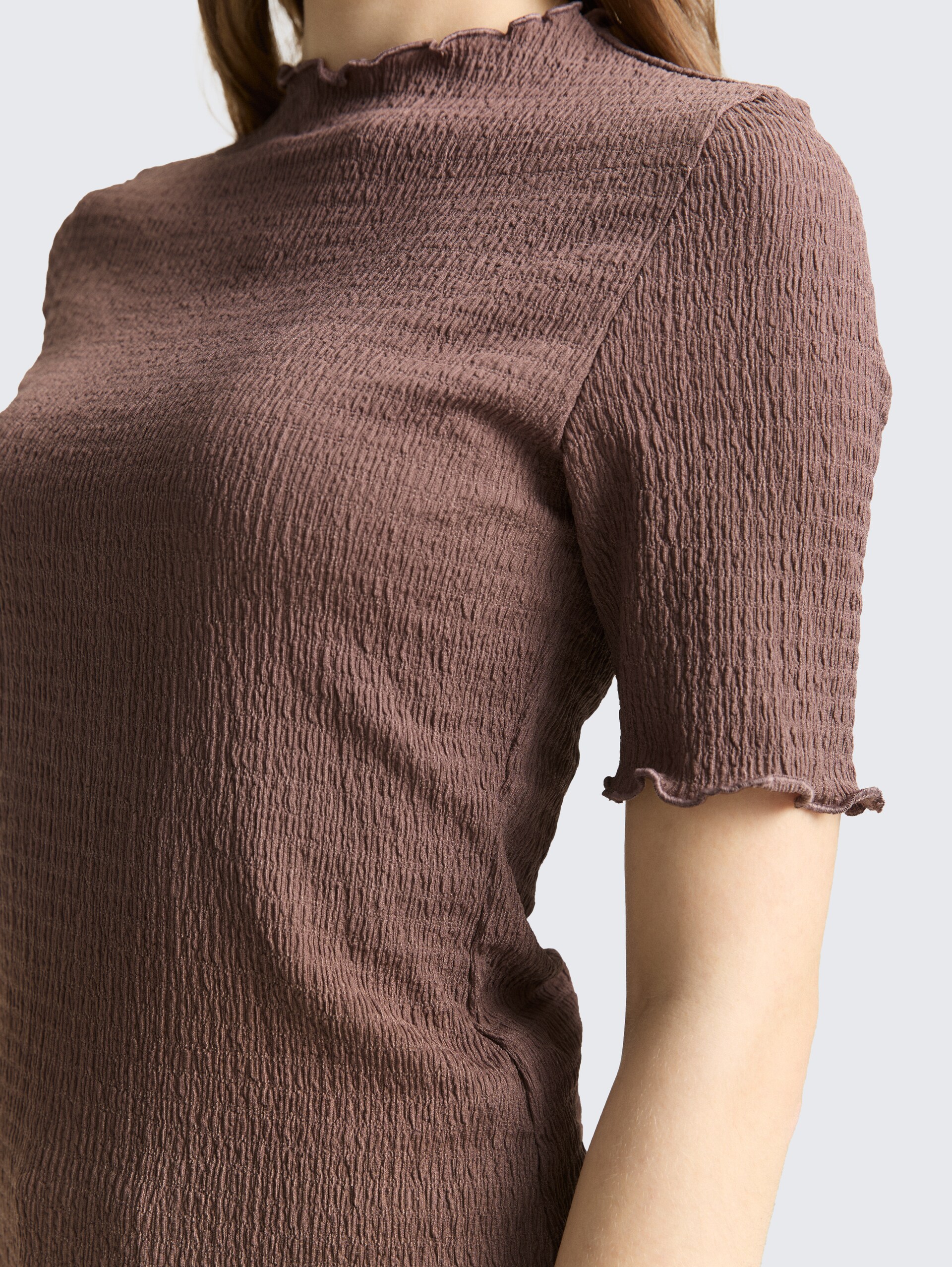 Slim Fit Crinkle T-Shirt - taupe brown - Detail-Model-Ansicht