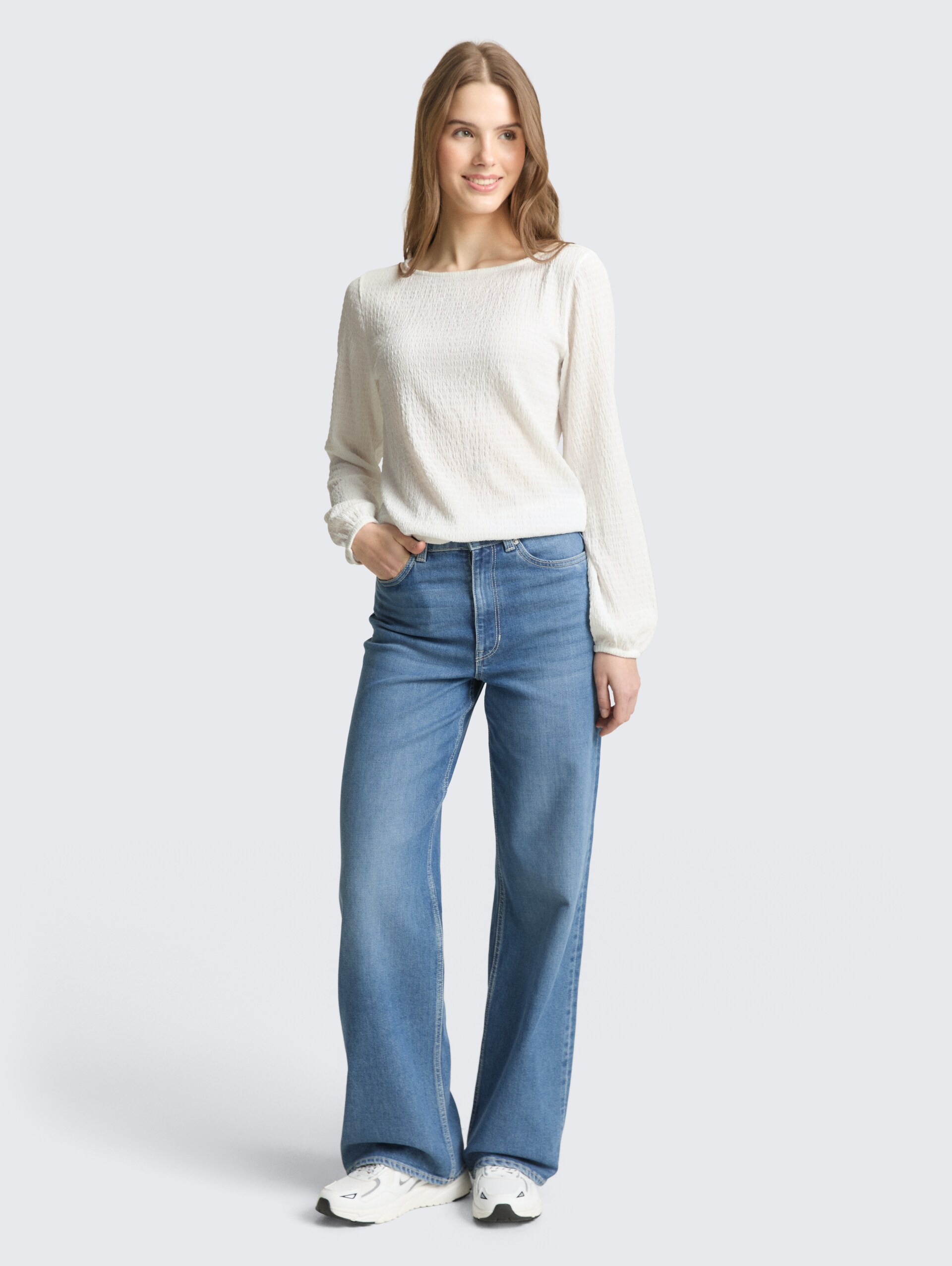 Loose Fit Crinkle Langarmshirt - off white - Model-Vorderansicht