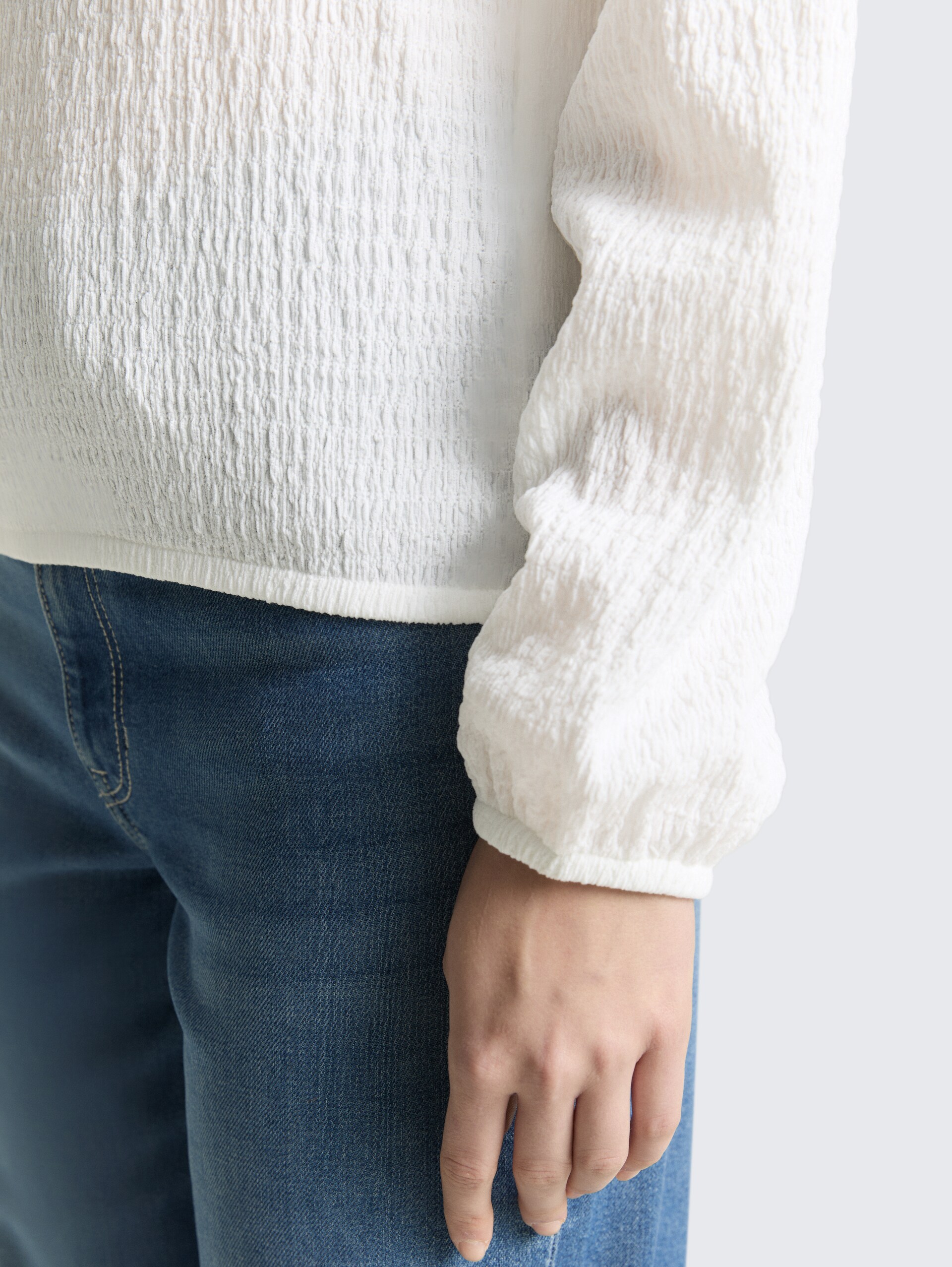 Loose Fit Crinkle Langarmshirt - off white - Detail-Model-Ansicht
