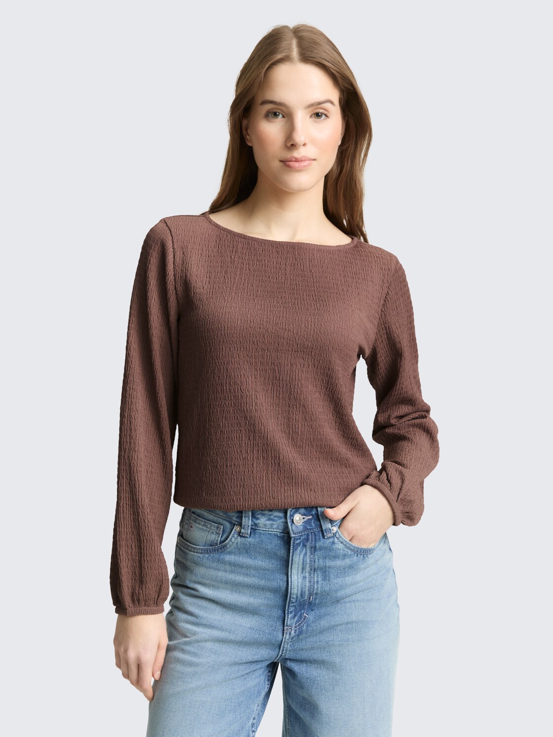 Loose Fit Crinkle Langarmshirt - taupe brown - Ausschnitt Model-Vorderansicht