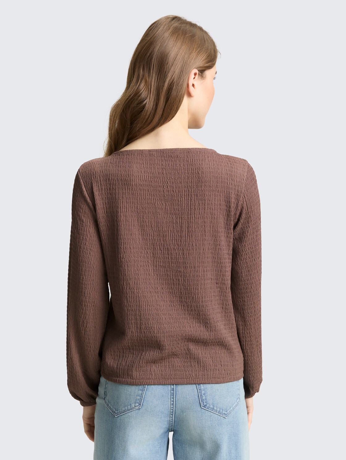 Loose Fit Crinkle Langarmshirt - taupe brown - Auschnitt Model-Rückansicht