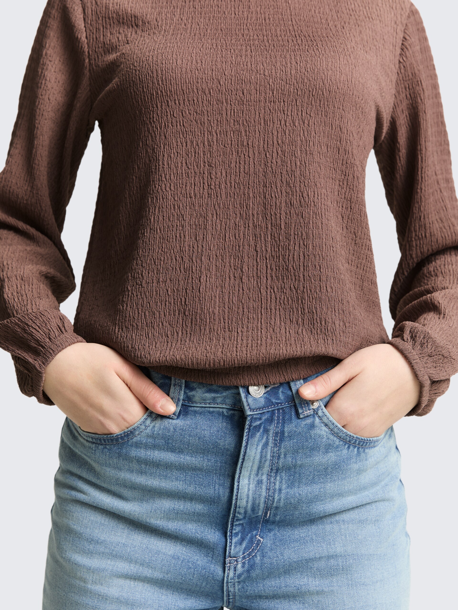 Loose Fit Crinkle Langarmshirt - taupe brown - Detail-Model-Ansicht