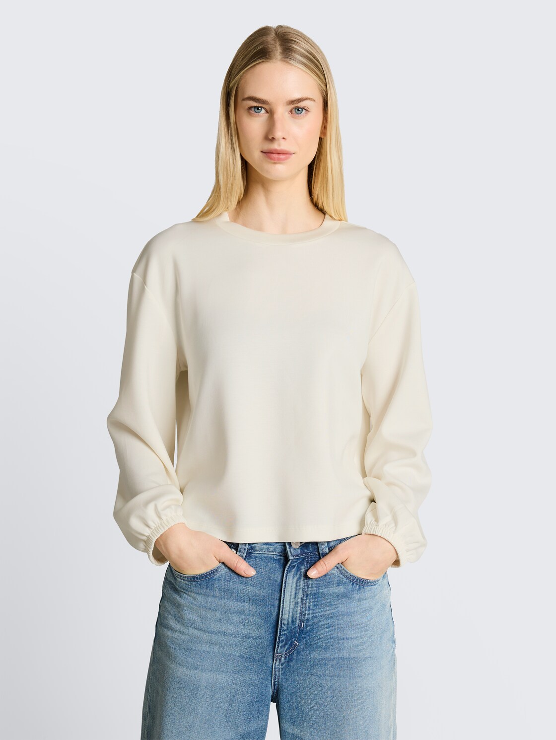 Loose Fit Scuba Langarmshirt - off white - Ausschnitt Model-Vorderansicht