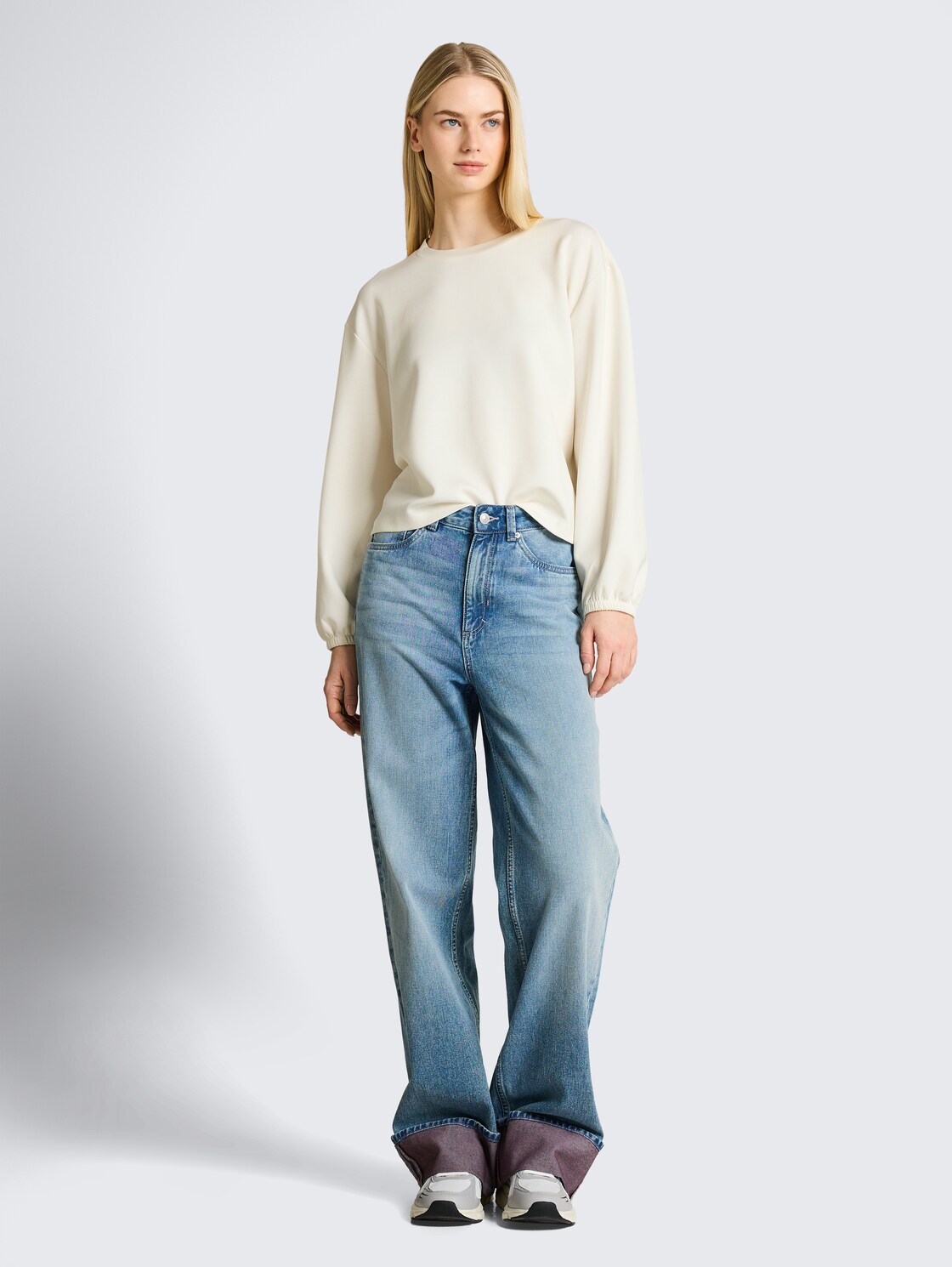 Loose Fit Scuba Langarmshirt - off white - Model-Vorderansicht