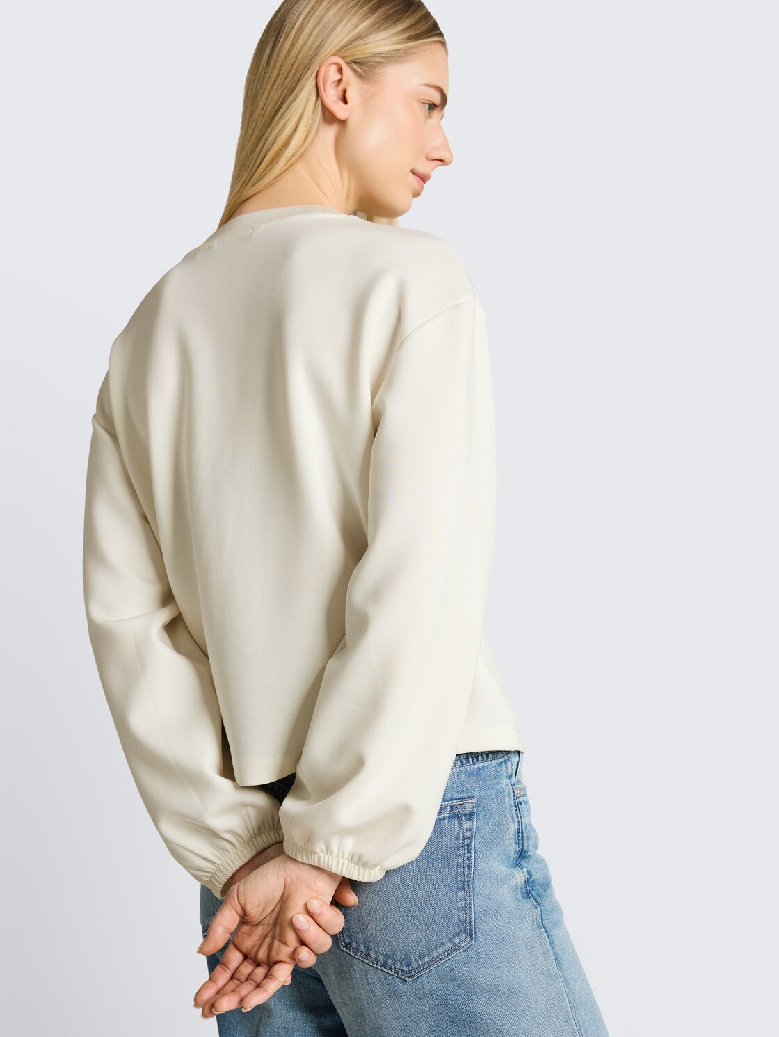 Loose Fit Scuba Langarmshirt - off white - Detail-Model-Ansicht