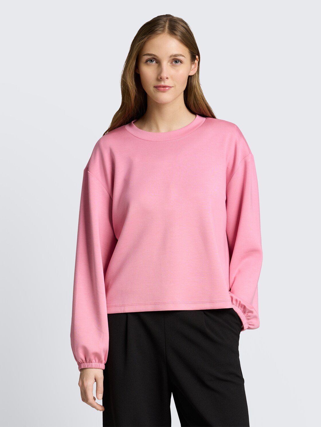 Loose fit scuba long-sleeved shirt - Soft Blush Rose - Neckline model front view