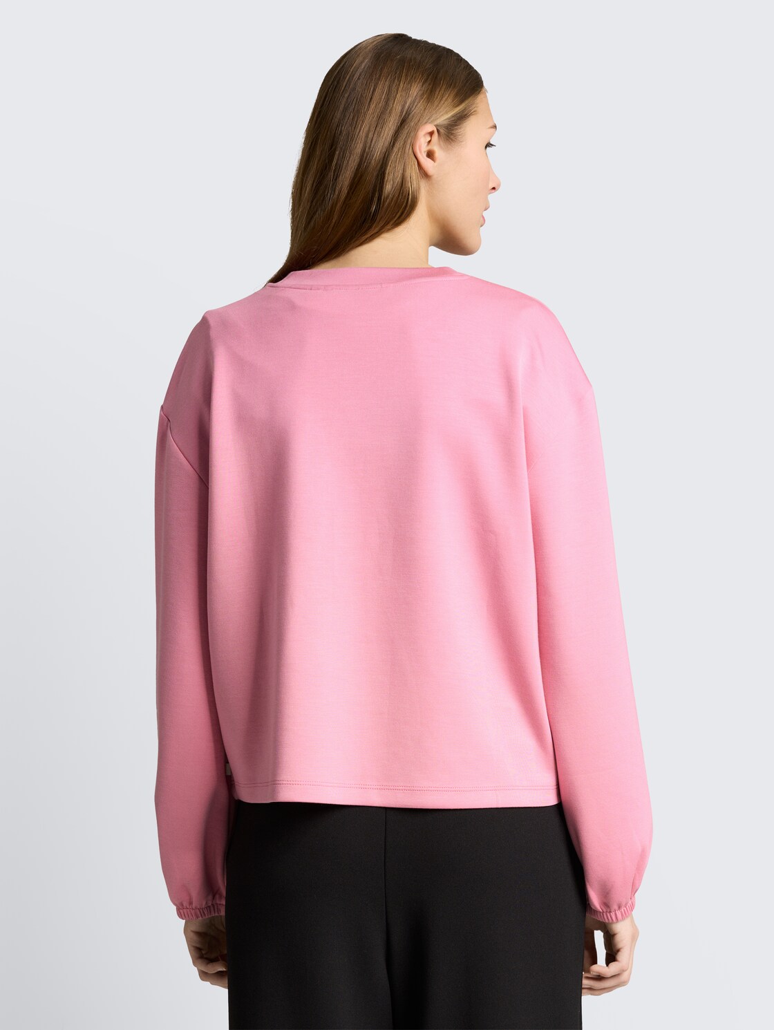 Loose fit scuba long-sleeved shirt - Soft Blush Rose - Neckline model-back view