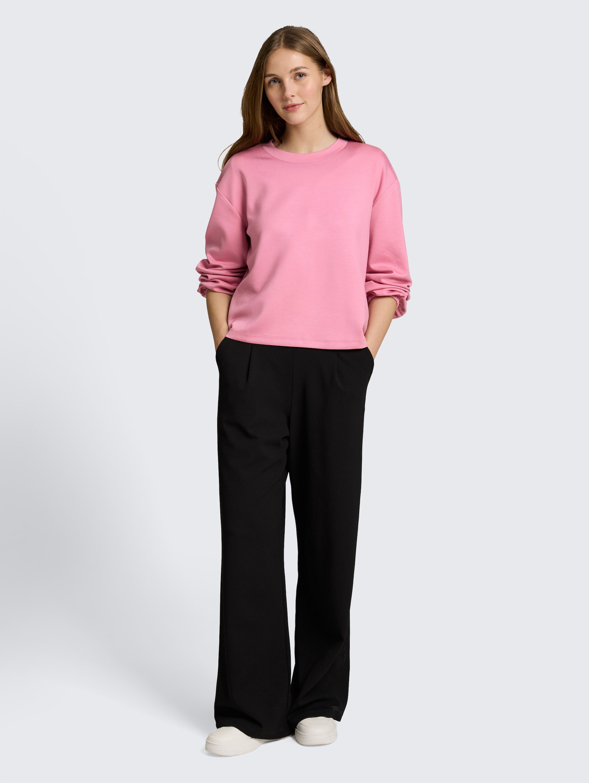 Loose Fit Scuba Langarmshirt - Soft Blush Rose - Model-Vorderansicht