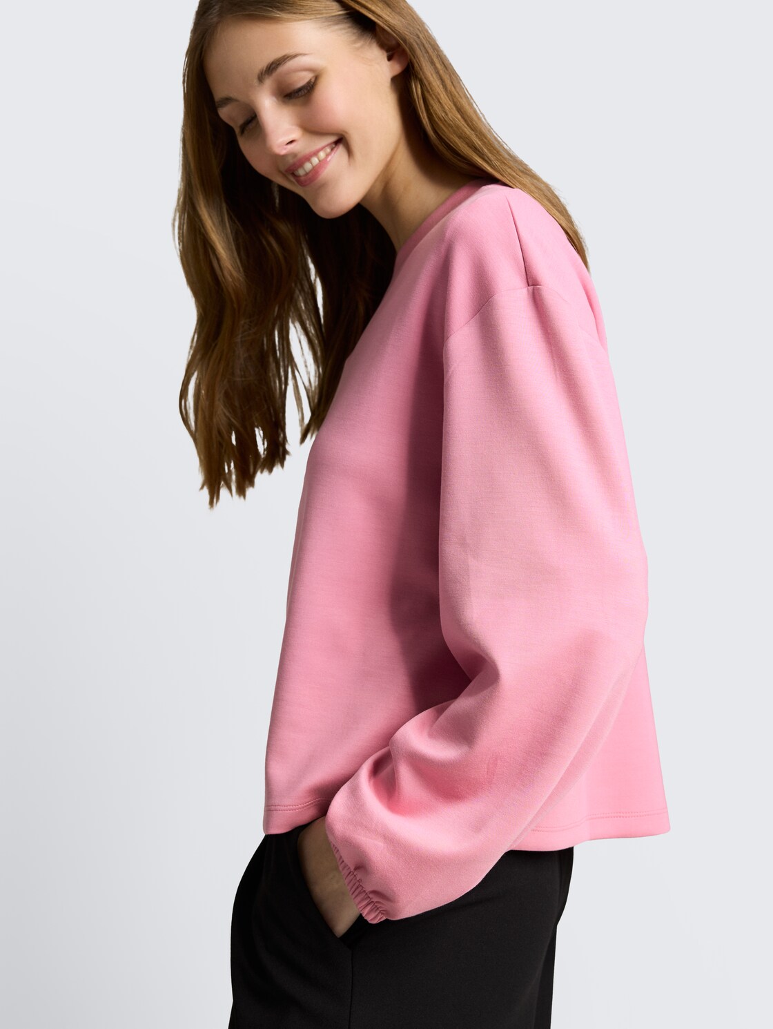 Loose fit scuba long-sleeved shirt - Soft Blush Rose - Detail model view