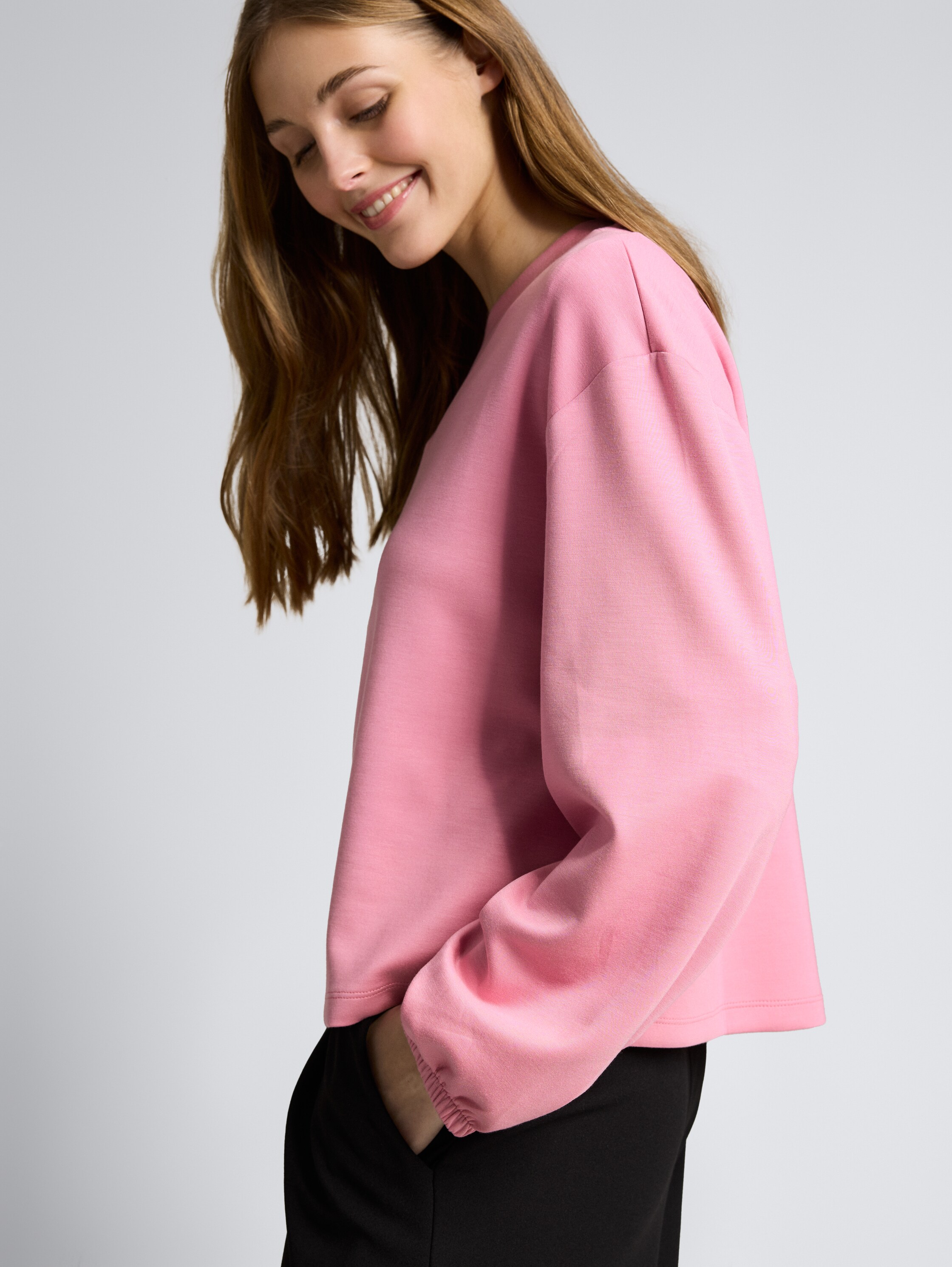 Loose Fit Scuba Langarmshirt - Soft Blush Rose - Detail-Model-Ansicht