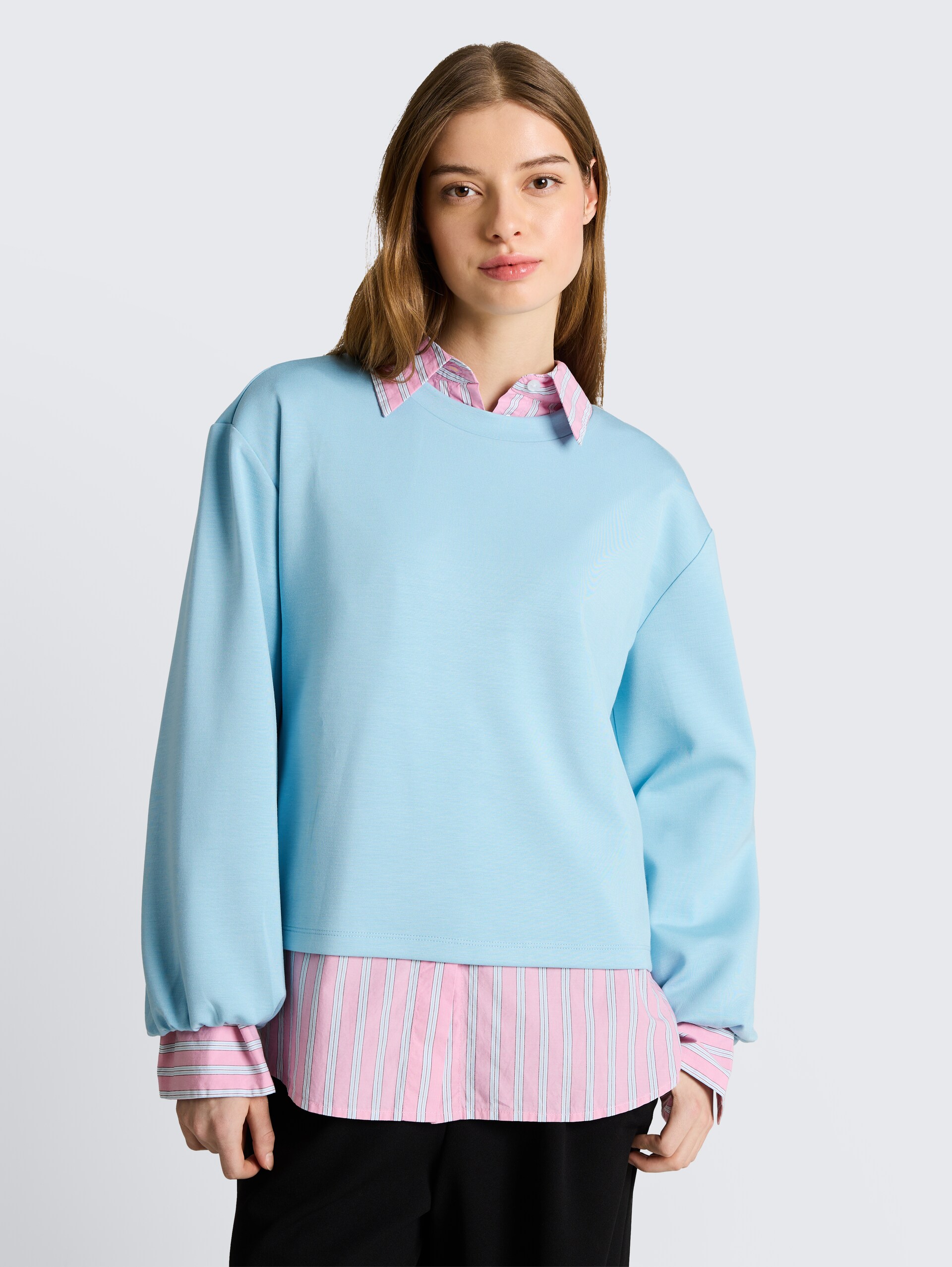 Loose Fit Scuba Langarmshirt - calm cloud blue - Ausschnitt Model-Vorderansicht