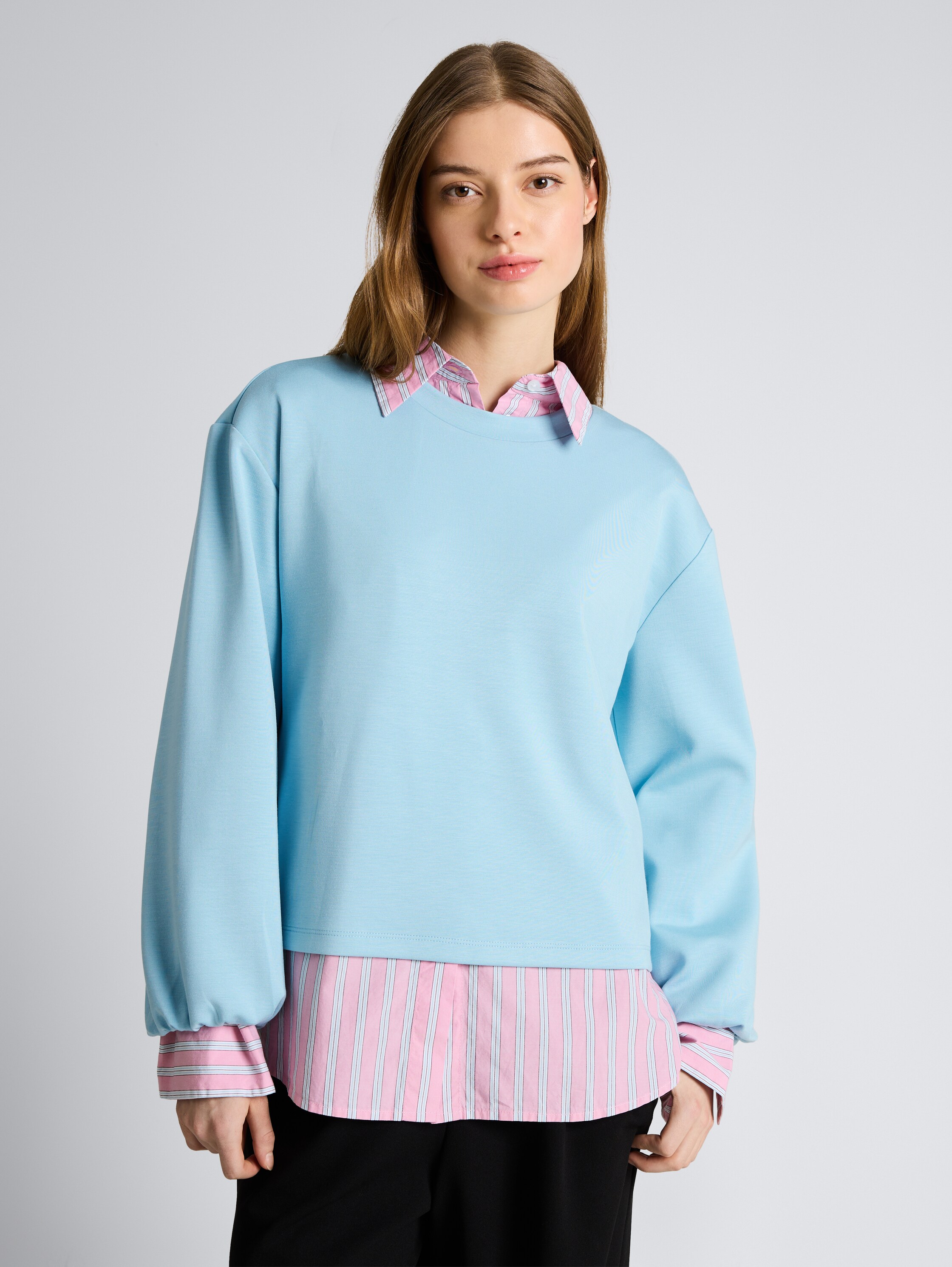 Loose Fit Scuba Langarmshirt - calm cloud blue - Ausschnitt Model-Vorderansicht