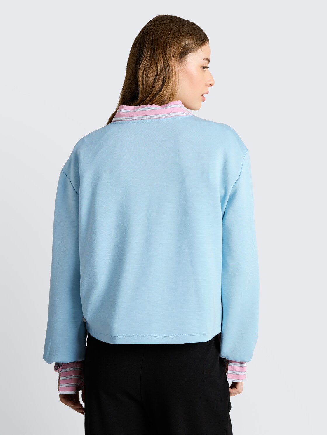 Loose Fit Scuba Langarmshirt - calm cloud blue - Auschnitt Model-Rückansicht