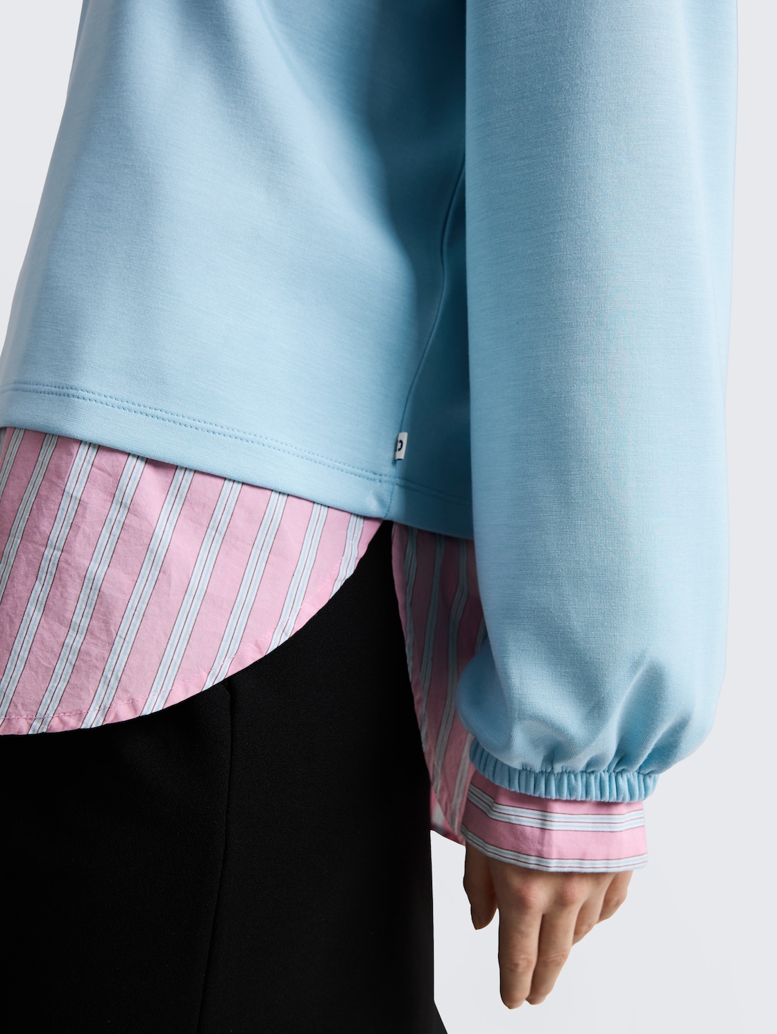 Loose Fit Scuba Langarmshirt - calm cloud blue - Detail-Model-Ansicht