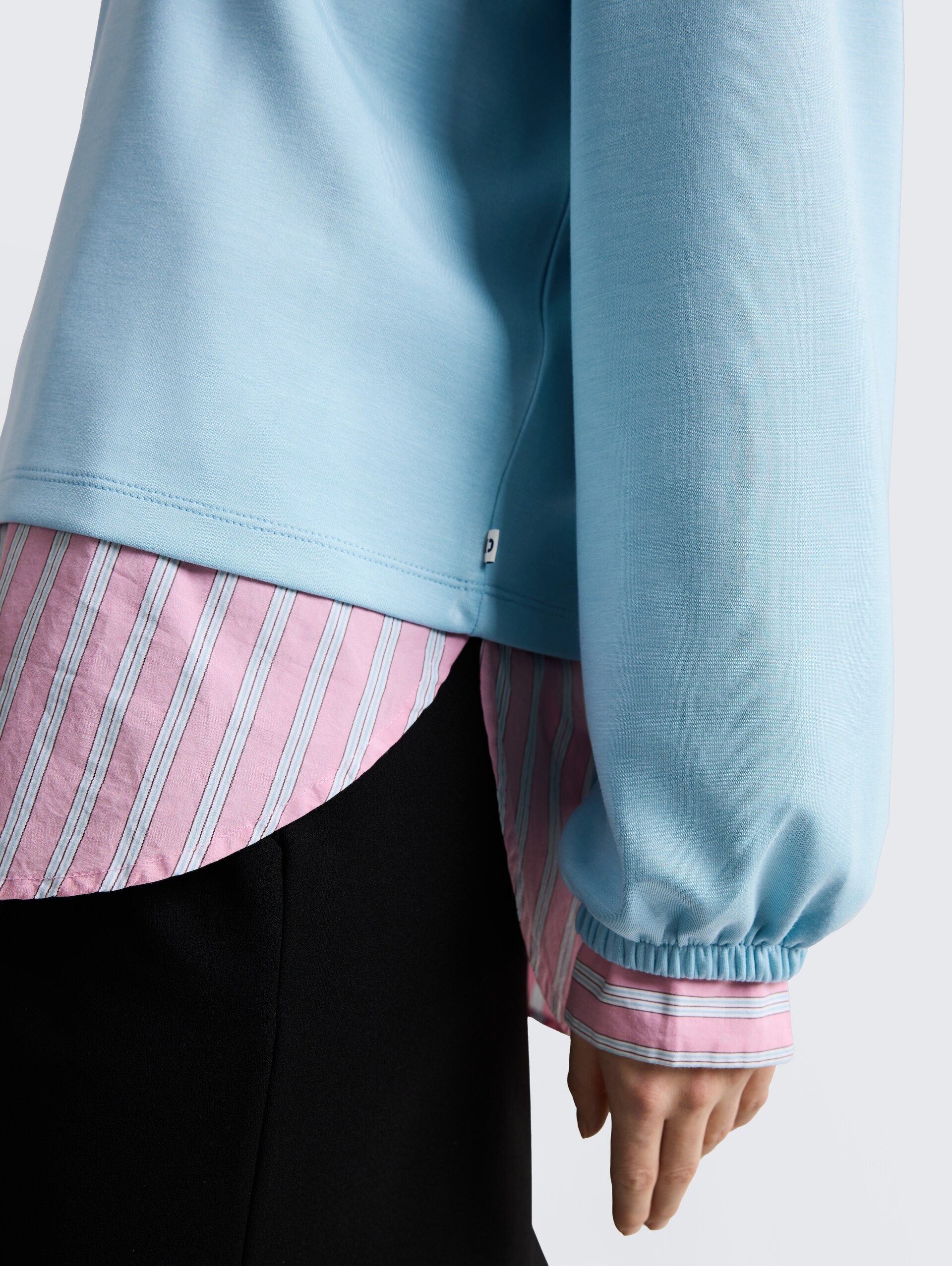Loose Fit Scuba Langarmshirt - calm cloud blue - Detail-Model-Ansicht