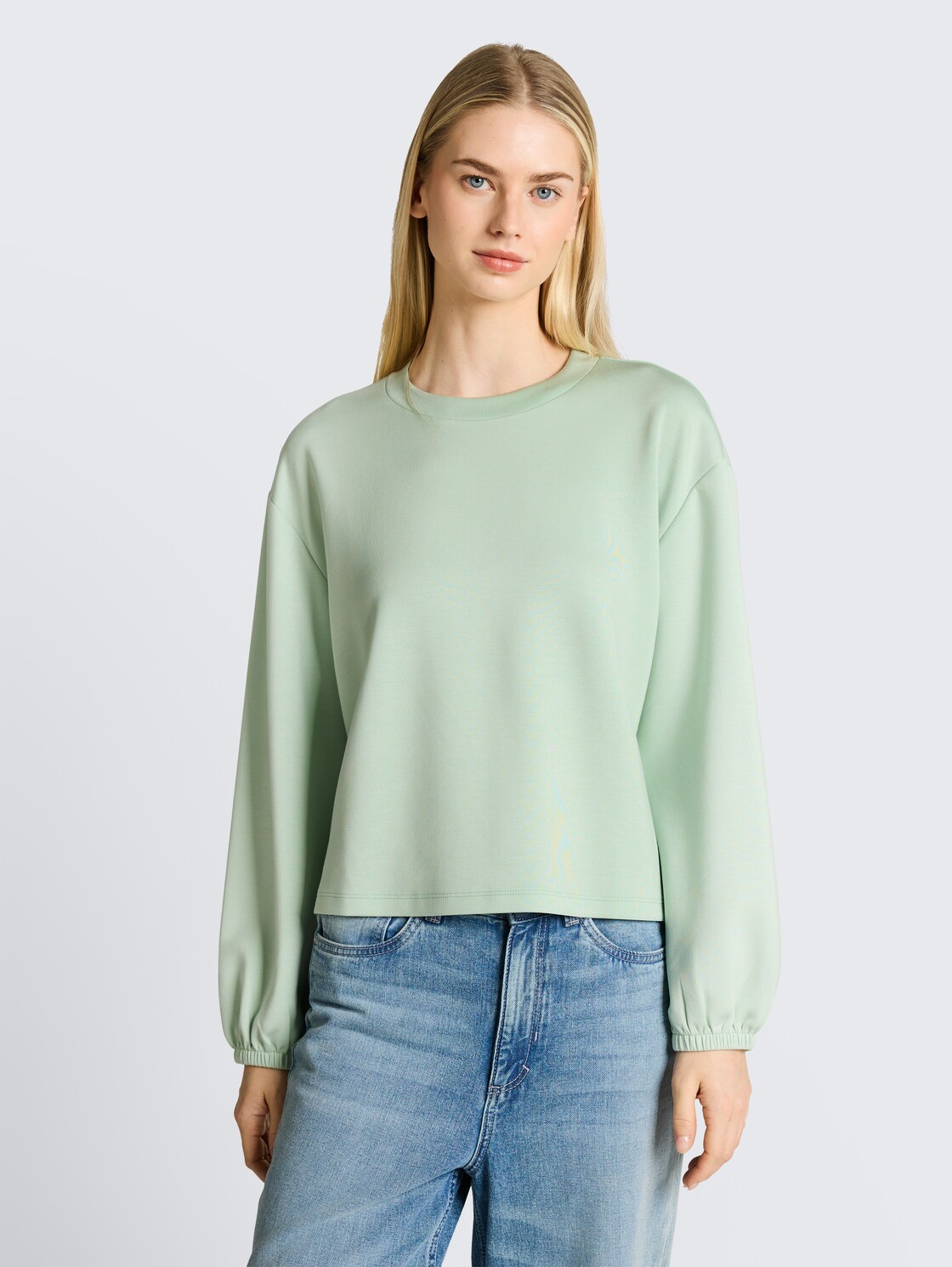 Loose Fit Scuba Langarmshirt - light matcha green - Ausschnitt Model-Vorderansicht