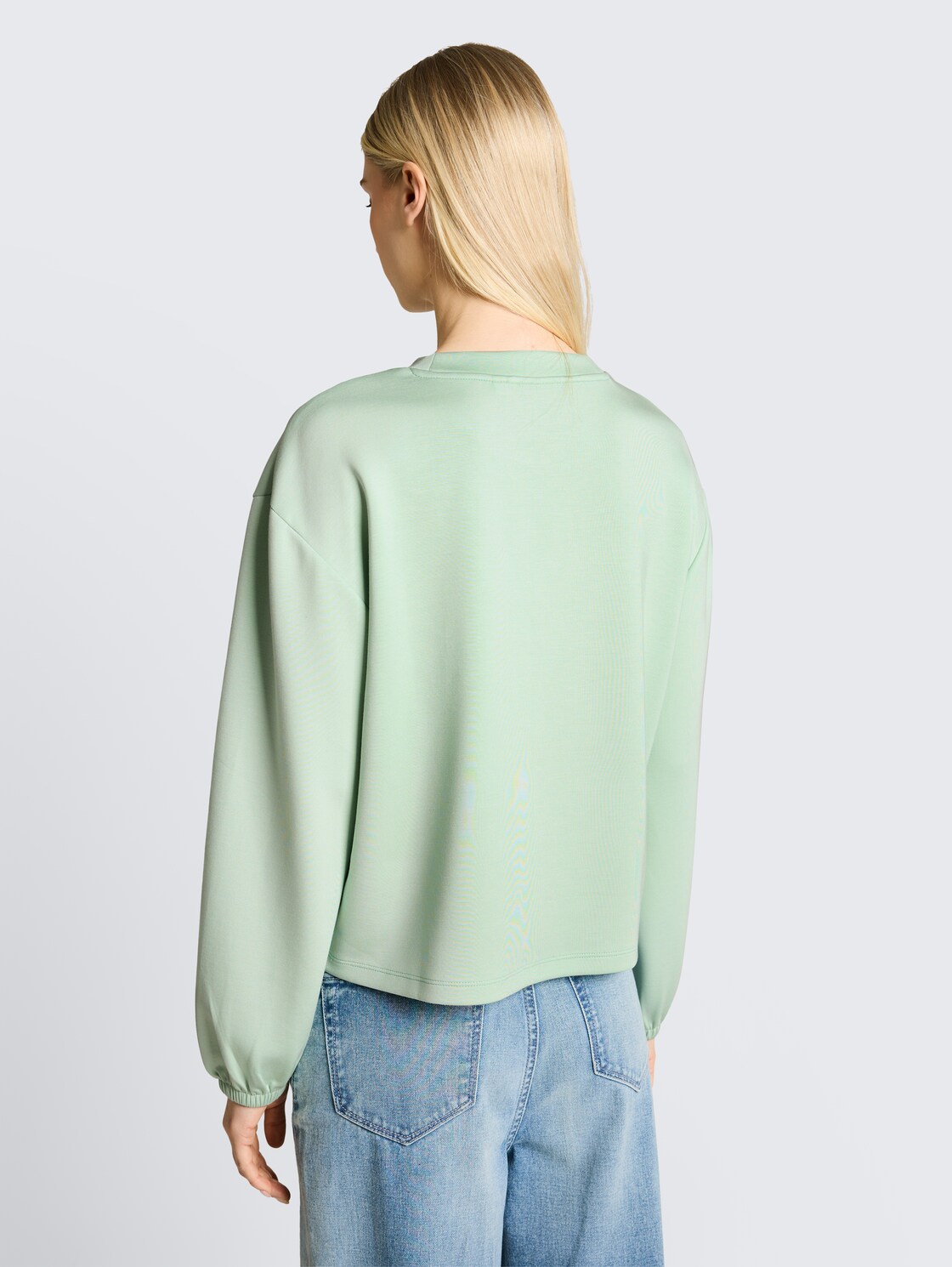 Loose Fit Scuba Langarmshirt - light matcha green - Auschnitt Model-Rückansicht