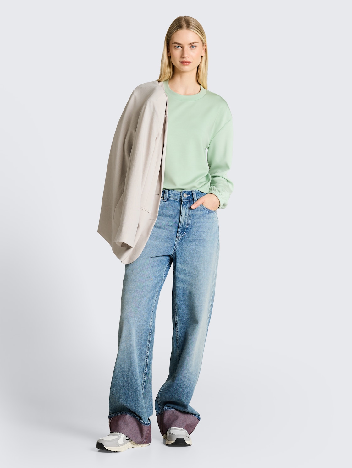 Loose Fit Scuba Langarmshirt - light matcha green - Model-Vorderansicht