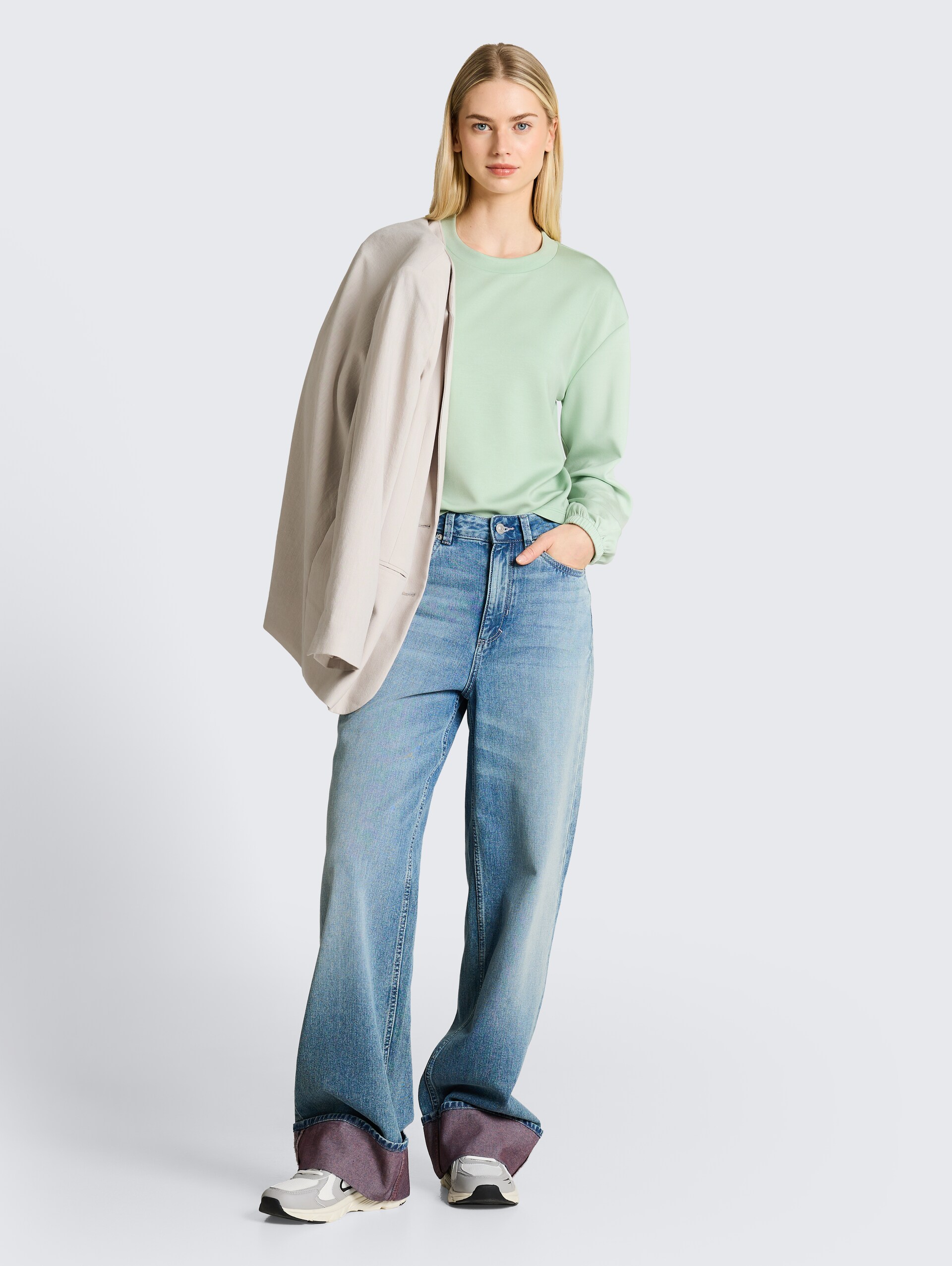 Loose Fit Scuba Langarmshirt - light matcha green - Model-Vorderansicht