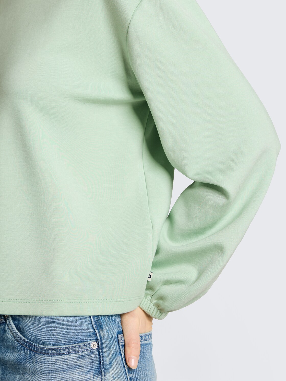 Loose Fit Scuba Langarmshirt - light matcha green - Detail-Model-Ansicht