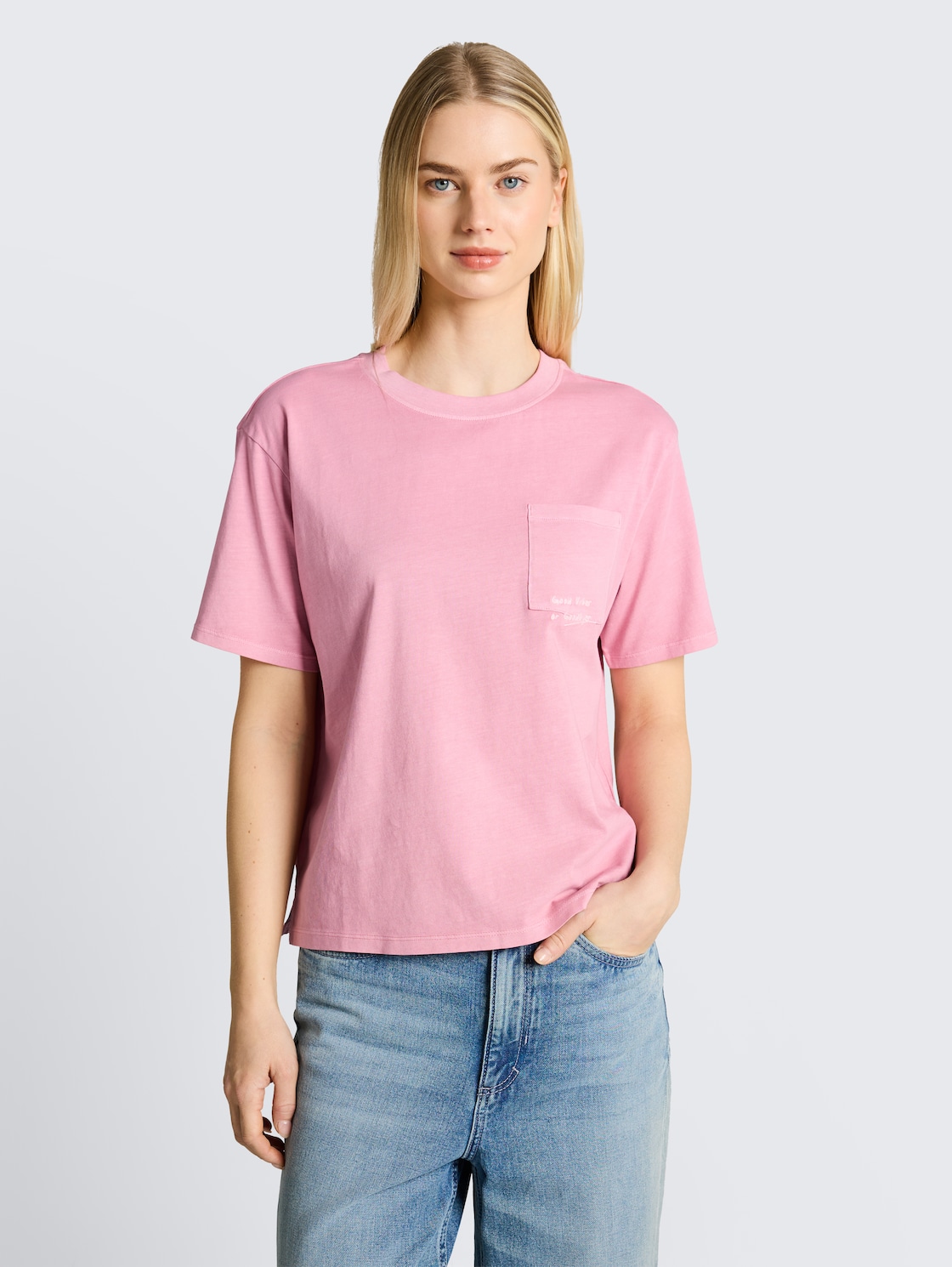 Boxy Fit T-Shirt mit Brusttasche - Soft Blush Rose - Ausschnitt Model-Vorderansicht