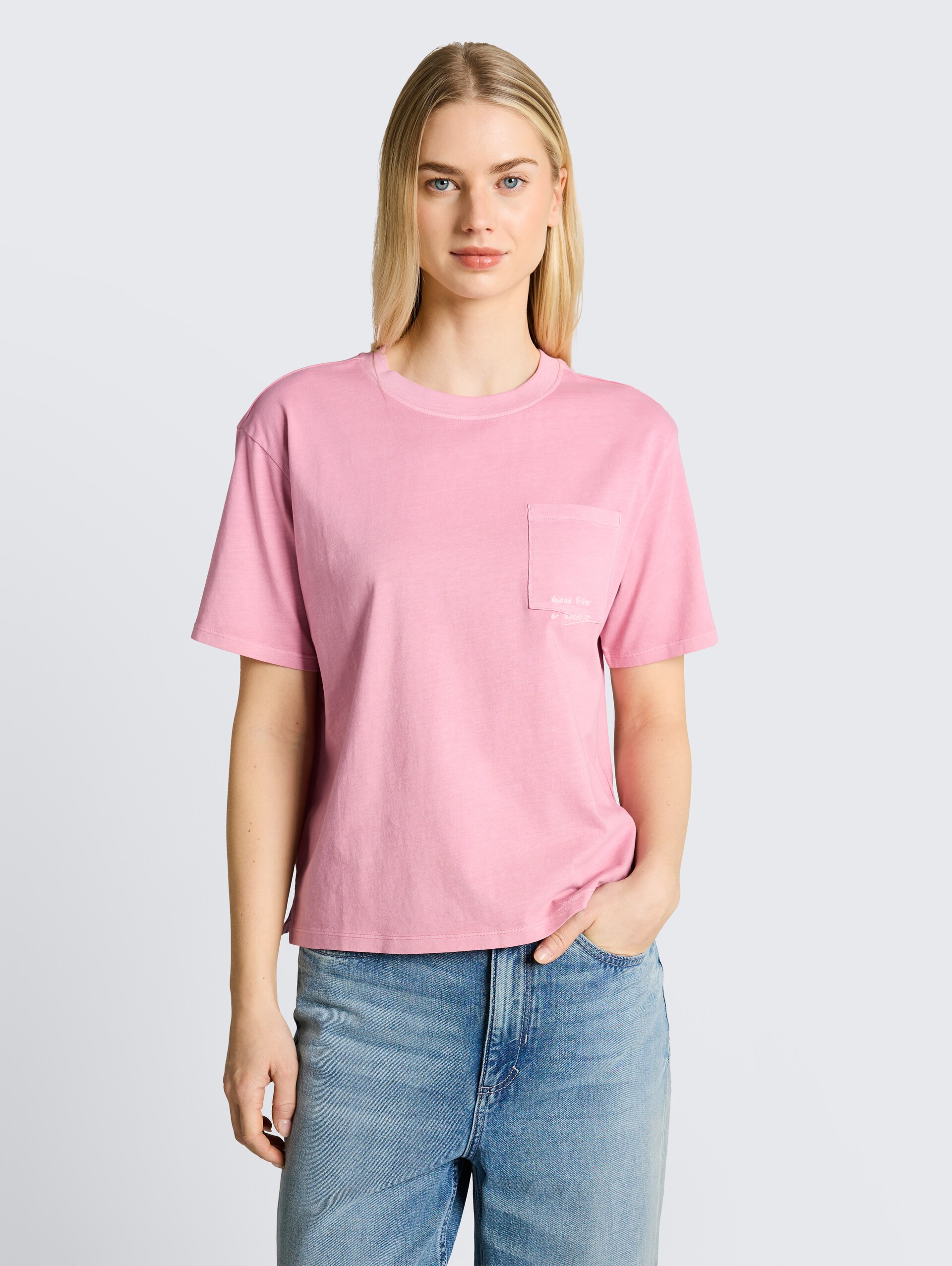 Boxy Fit T-Shirt mit Brusttasche - Soft Blush Rose - Ausschnitt Model-Vorderansicht