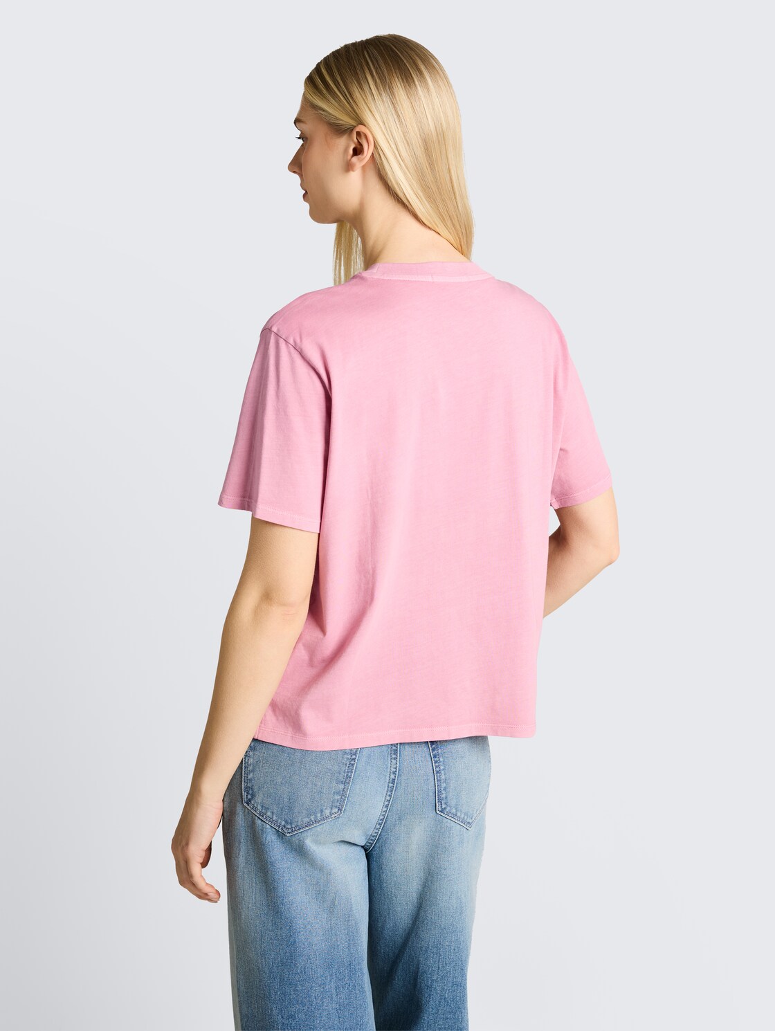 Boxy Fit T-Shirt mit Brusttasche - Soft Blush Rose - Auschnitt Model-Rückansicht